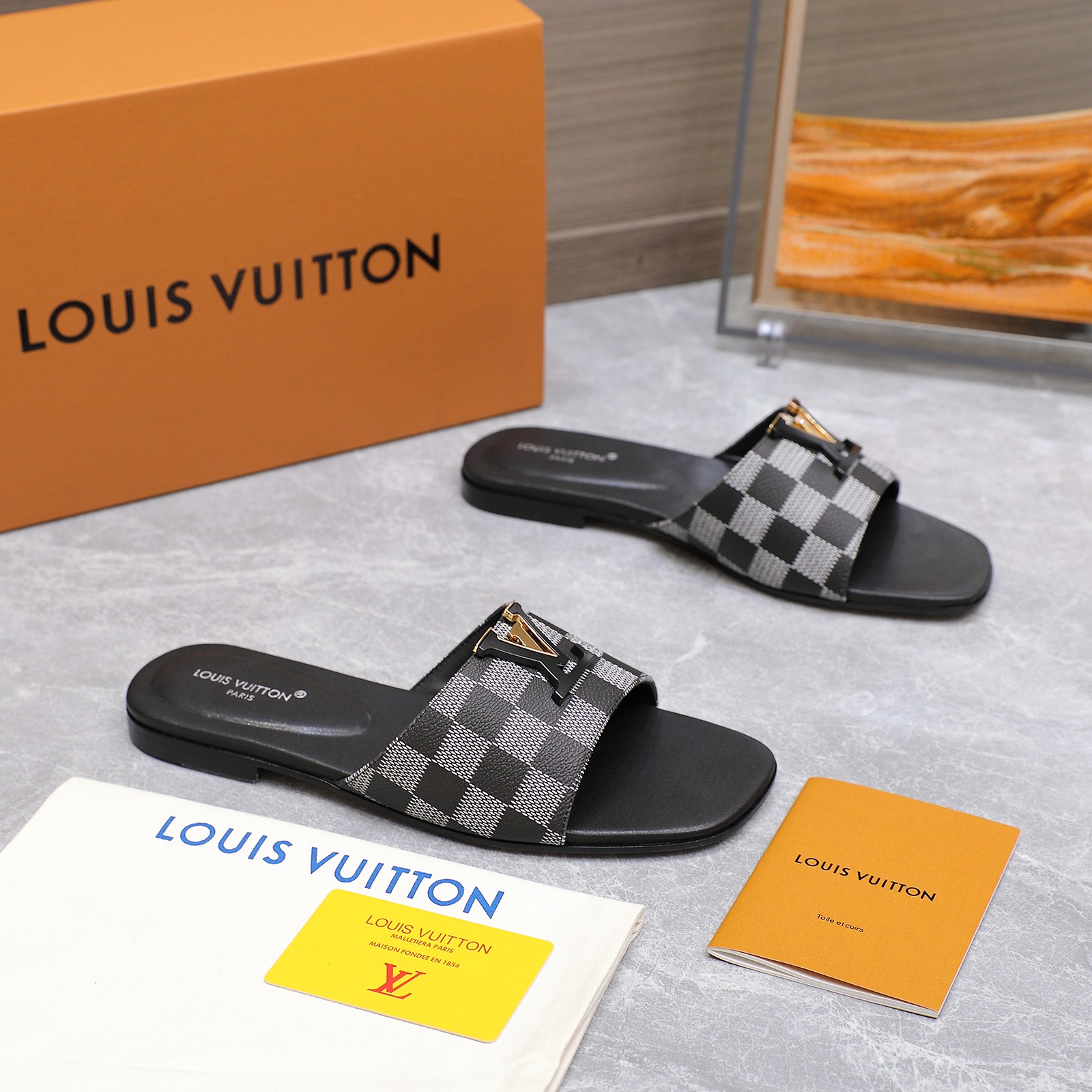 p270 顶级版💯💯💯
🔥🔥 LV 新款拖鞋

▶️原版开模底花♥️

LV  | 路易威登²⁰²⁴ 𝐬𝐬 

🧡💚2025 早秋新款 顶级版本⚠️
专柜主打最新款  硬货上新🆕

原版开模压花LOGO+烤漆扣⚡️满满的工艺💗

❥代购级别！高级感十足！国内外博主刷爆的一款，复古又时髦   上脚美炸了！官网主推款★

━━━━━ ЅᏇєєt ━━━━━

♺材料:进口头层牛皮

♺ 内里:垫脚全羊皮

♺ 大底:原版一比一真皮的底

♺跟高：平底/5.5CM

♺ 鞋码: 35-42(41.42定做不退换)
