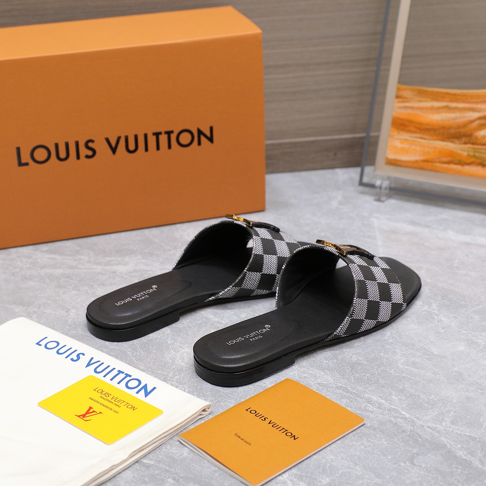 p270 顶级版💯💯💯
🔥🔥 LV 新款拖鞋

▶️原版开模底花♥️

LV  | 路易威登²⁰²⁴ 𝐬𝐬 

🧡💚2025 早秋新款 顶级版本⚠️
专柜主打最新款  硬货上新🆕

原版开模压花LOGO+烤漆扣⚡️满满的工艺💗

❥代购级别！高级感十足！国内外博主刷爆的一款，复古又时髦   上脚美炸了！官网主推款★

━━━━━ ЅᏇєєt ━━━━━

♺材料:进口头层牛皮

♺ 内里:垫脚全羊皮

♺ 大底:原版一比一真皮的底

♺跟高：平底/5.5CM

♺ 鞋码: 35-42(41.42定做不退换)
