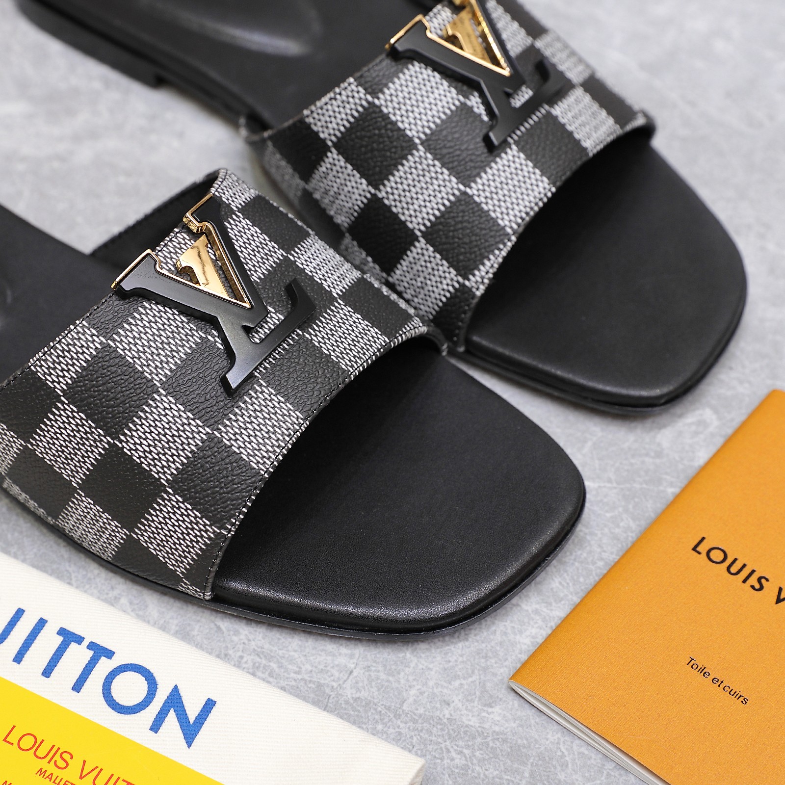 p270 顶级版💯💯💯
🔥🔥 LV 新款拖鞋

▶️原版开模底花♥️

LV  | 路易威登²⁰²⁴ 𝐬𝐬 

🧡💚2025 早秋新款 顶级版本⚠️
专柜主打最新款  硬货上新🆕

原版开模压花LOGO+烤漆扣⚡️满满的工艺💗

❥代购级别！高级感十足！国内外博主刷爆的一款，复古又时髦   上脚美炸了！官网主推款★

━━━━━ ЅᏇєєt ━━━━━

♺材料:进口头层牛皮

♺ 内里:垫脚全羊皮

♺ 大底:原版一比一真皮的底

♺跟高：平底/5.5CM

♺ 鞋码: 35-42(41.42定做不退换)
