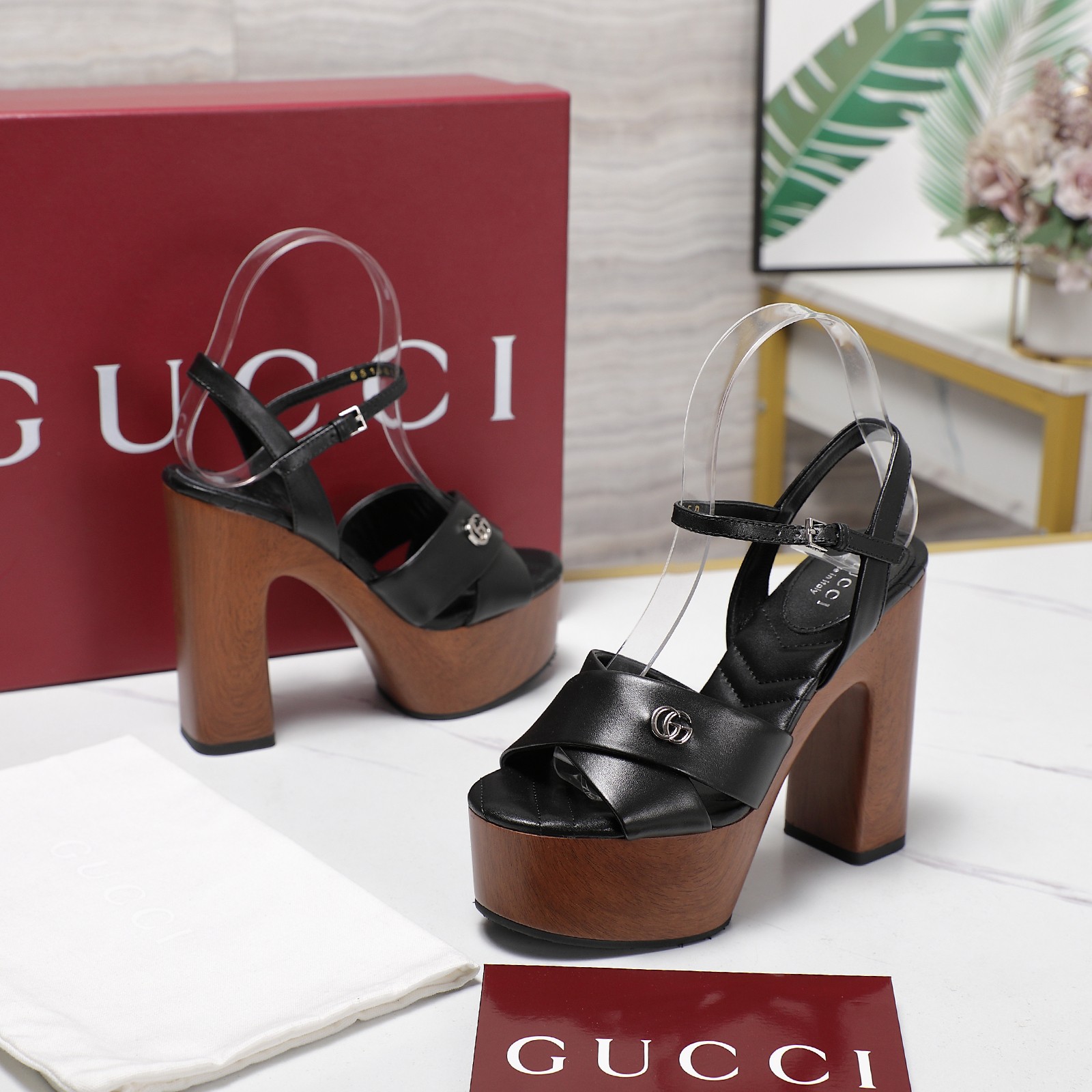 NO:438543,'Exclusive Top Version' Original Replica PU Water Platform (Imitation Wood Sole) Gucci Gu*chi 2025 Spring and Summer Latest Popular Fish Mouth Sandals Series... [Round Toe Cross-Belt Sandals] Latest D-shaped Chain Buckle Original Single Quality Original European Style, the foot is perfectly worn with this shoe, elegant and elegant, crystal clear, no matter the material of various accessories, it is unique to the home, and it must be made from the original zero distance. The entire series is full of exciting and unexpected elements, the quality of different materials, the texture of the skin and the material expression of the skin, and has a strong artistic atmosphere... Upper: imported Yangjing + cowhide Inner: Custom imported sheepskin Fighting: Custom imported sheepskin Outsole: Original rubber sole Heel height: 12.5cm Packaging: Original full package Size: 35-42 (41.42 Customized without return)  Running volume and price, high heels, sandals, gucci, sandals, high heels, cowhide, sheepskin, sheep19860909《独家顶级版本》 原版复刻PU水台（仿木底） Gucci古*驰2025春夏最新爆款鱼嘴凉鞋系列……【圆头交叉带凉鞋】 最新D型链条扣 原单品质 原汁原味的欧式风格,上脚非常完美穿搭上配此鞋,优雅大方,晶莹剔透,无论种各配件材质,都是家独一比一定制,必到做原版零距离,整系个列都充了满令兴人奋意和外的元结素合,不同材的质,肌的理面的料表现,具有极的浓艺术气息…… 鞋面:进口羊京+牛皮 内里:定制进口羊皮 垫脚:定制进口羊皮 大底:原版橡胶底 跟高:12.5cm 包装:原版全套包装 码数:35-42(41.42定制不退换) 跑量价,高跟鞋凉鞋,gucci,sandals,high heels,cowhide,sheepskin,sheep,Women's Shoes