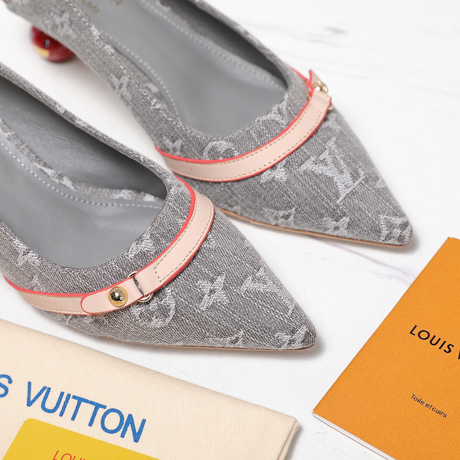 NO:437331,The highest version 25ss new summer and spring LOUIS VUITTON × Murataka Chapter 3 cherry series peach LV X TM LILY sandals classic flower-like element with cherry back short shoes. Lily sandals are made from Viagra x Murataka duplex series, using Monogram denim cloth to make easy to put on and take off, examining the brush flow and revealing the elegant flavor. Ming cherry peach dot embroidery shoes with bright surface, sculpture-like heel cherry is now in the shape of peach, Yiludengwei Paris leather patch is decorated with additional style. Upper Ningdan denim cloth/3D printed cowhide, inner foot pad A sheep-grade leather soft and soft, sole shoes Italian large mouth-in leather sole, high heel 5.5cm digital 35-42 (41 42 fixed return without replacement)  Price, sandals, louis vuitton, louis vuitton, sandals, cowhide19860909最高版本 25ss新夏春款 LOUIS VUITTON 易路威登 × 村隆上三第章篇樱列系桃 LV X TM LILY 凉鞋经典花老素元搭配樱桃后空单鞋 款本 Lily 拖凉出路自威易登x上村隆复系刻列,用选Monogram 丹宁布塑于易造穿脱的设计,考以究笔流触露闲韵雅味.明樱丽刺桃点绣 鞋亮面,塑雕感鞋跟樱现呈构桃型,易路登威巴黎革皮贴再饰添品调格牌. 鞋面宁丹牛布仔/3D印打牛皮 里内脚垫A羊级皮 柔透软气 底鞋意利大口进真皮底大 高跟5.5cm 数码35-42（41 42定退不做换） 价格,凉鞋,louis vuitton,louis vuitton,sandals,cowhide,Women's Shoes