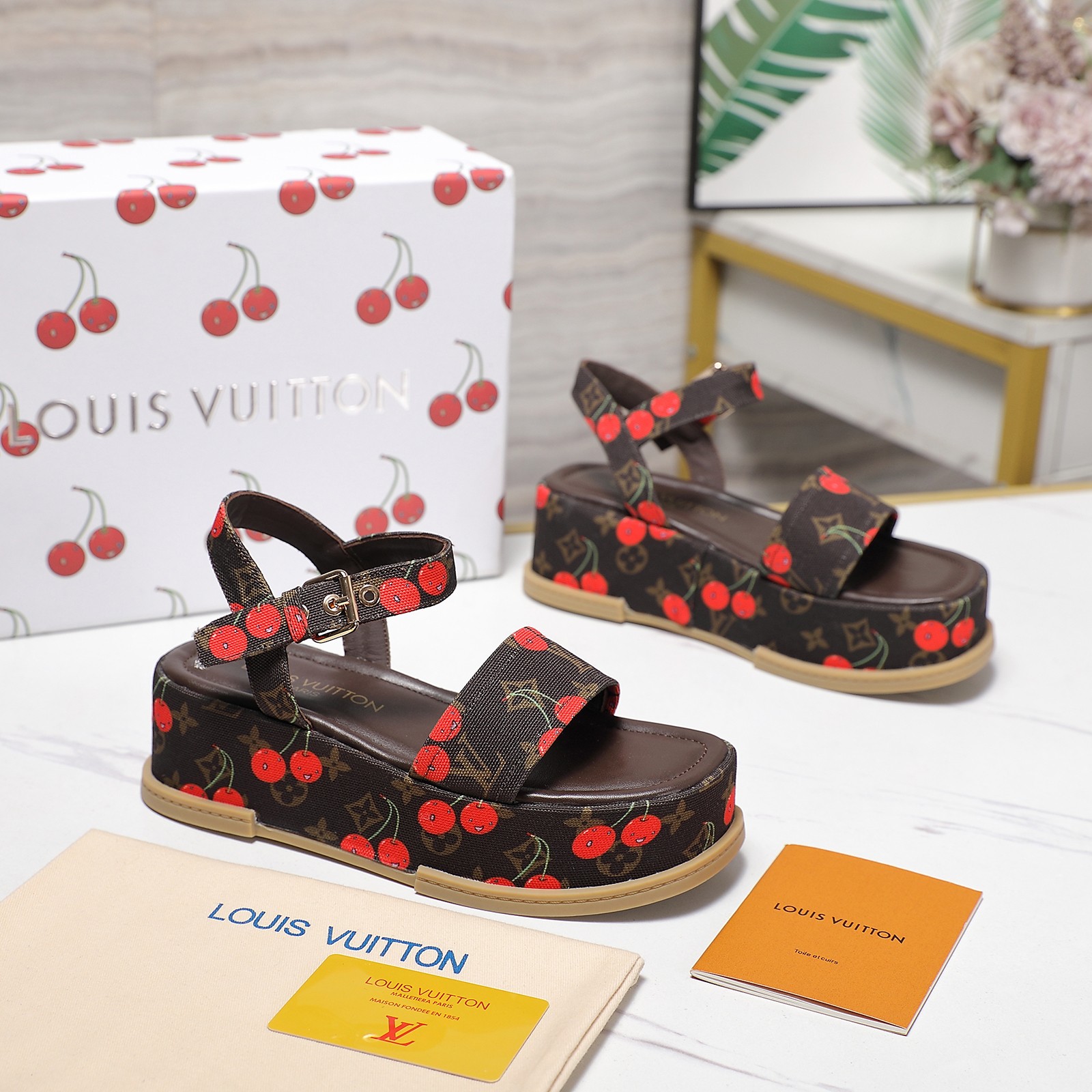 NO:437326,The highest version 25SS Summer new style purchasing level This Maya Platform canvas loafer splicing Monogram jacquard pattern upper and comfortable hemp rope braided waterproof platform, citing the classic canvas loafer design. Geometric shape LV letters and Monogram floral decoration upper, contrasting leather rear strap is tied with dazzling buckle. Material original denim embroidery Inner: footbed full sheepskin Outsole: original anti-slip sole Heel height: water table 6cm Shoe size: 35-41 (40.41. Custom made non-return) Price, sandals, louis vuitton,tom ford, sandals, sheepskin19860909最高版本 25SS 夏日新款代购级别 本款 Maya Platform 帆布便鞋拼接 Monogram 提花织纹鞋面与舒适麻绳编织防水台,援引经典帆布便鞋设计.几何形状LV 字母与 Monogram花卉装点鞋面,撞色皮革后带由耀目搭扣收束. 材料原版牛仔刺绣 内里:垫脚全羊皮 大底:原版防滑胶底 跟高:水台6cm 鞋码: 35-41(40.41.定做不退换) 价格,凉鞋,louis vuitton,tom ford,sandals,sheepskin,Women's Shoes