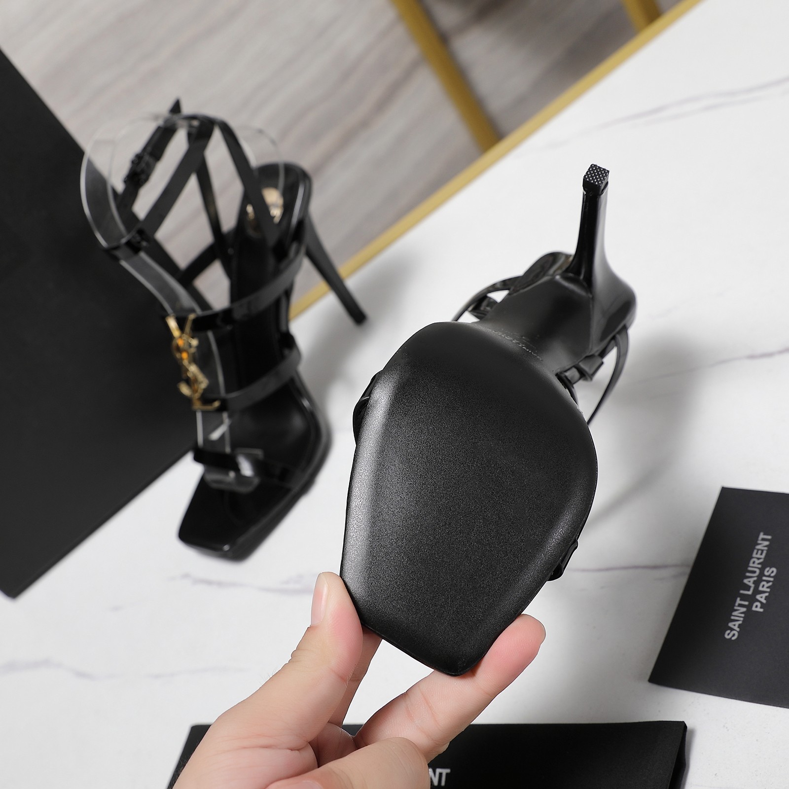 NO:437314,Top quality Saint Laurent / Saint Laurent open-toed sandals YSL sister's beautiful beauty high heels are the same Saint Laurent Rose small square toe. The high heels are very good at modifying the foot shape, luxurious metal chains in recent years SLP has become more and more familiar with women in high heels. I have turned to the embarrassing design impression of the waterproof platform style ysl beautiful heels fish mouth upper patent leather sole genuine leather outsole heel height about 10.5cm size 35-42 (34, 40, 41, 42 customization without refund or exchange) Price, high heels sandals, loro piano, saint laurent, saint laurent, saint laurent, saint laurent, saint laurent, sandals, high heels, Leather soles19860909顶级品质 Saint Laurent / 圣罗兰露趾凉鞋 YSL姐姐的美丽尤物高跟鞋 又是人间圣罗兰 Rose同款的小方头 高跟鞋化很好修饰脚型,奢华金属链 这几年SLP是在高跟鞋越来越懂女人了摒奔了防水台款的尴尬设计印象ysl绝美坡跟鱼嘴 鞋面漆皮 鞋底真皮大底 跟高约10.5cm 码数35-42（34、40、41、42定制不退不换） 价格,高跟鞋凉鞋,loro piana,saint laurent,saint laurent,saint laurent,sandals,high heels,Leather soles,Women's Shoes