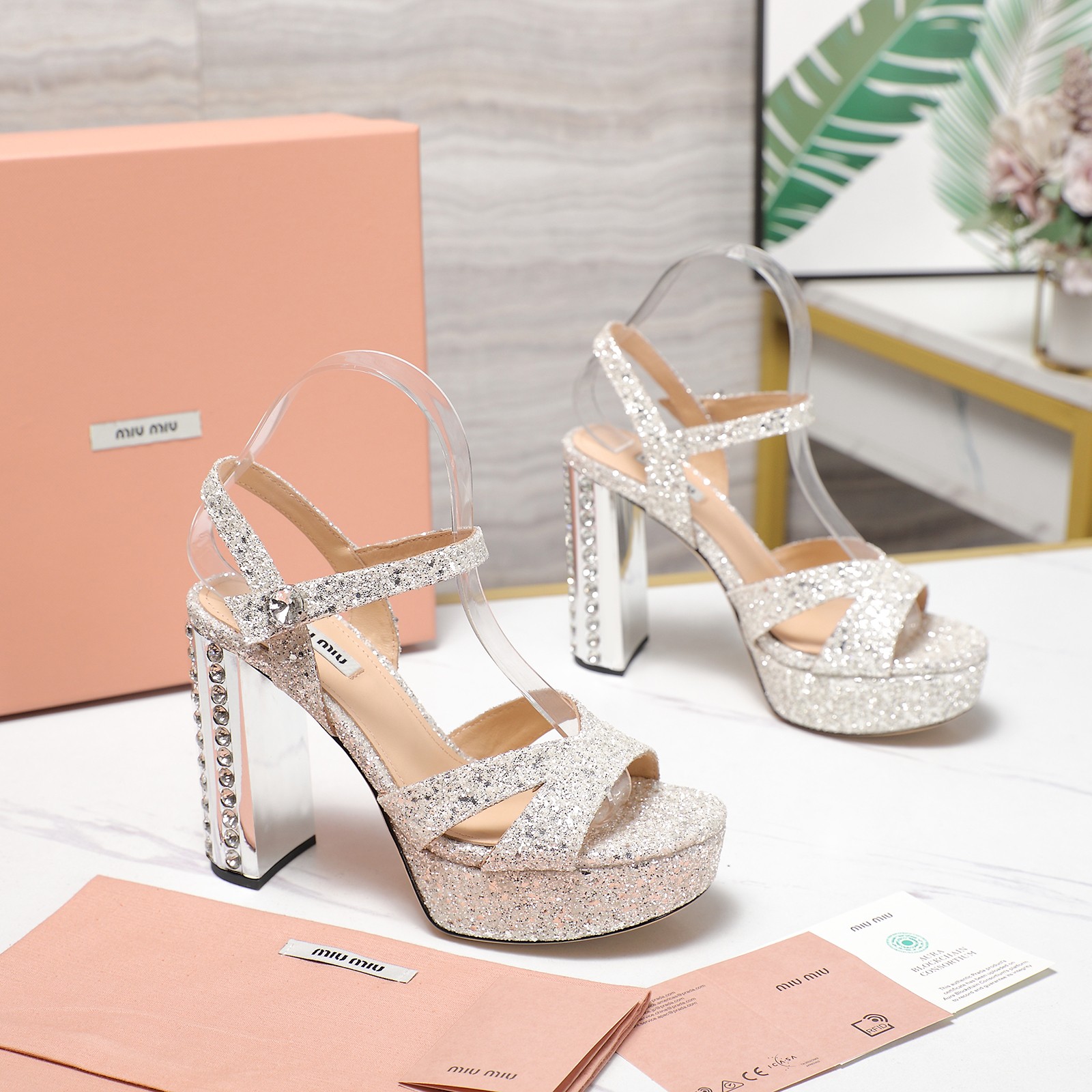 NO:437338,MiUMiUSS latest model, foreign original board mold opening, heel height 11cm, water table 2.5cm, original board last adjustment, foot feel and lines are perfect, imported high-end silk, inner lining, foot pad sheepskin, six colors, large sole, counter copy, size 35-42, complete package, sandals, miumiu, sandals, sheepskin, Leather soles19860909MiUMiUSS最新款 国外供原板开模 跟高11cm 水台2.5cm 原板调楦 脚感线条都非常完美  面料进口高级丝绸  内里 垫脚羊皮 颜色六个颜色 大底真皮大底 专柜复制 码数35-42码  配全套包装,凉鞋,miumiu,sandals,sheepskin,Leather soles,Women's Shoes