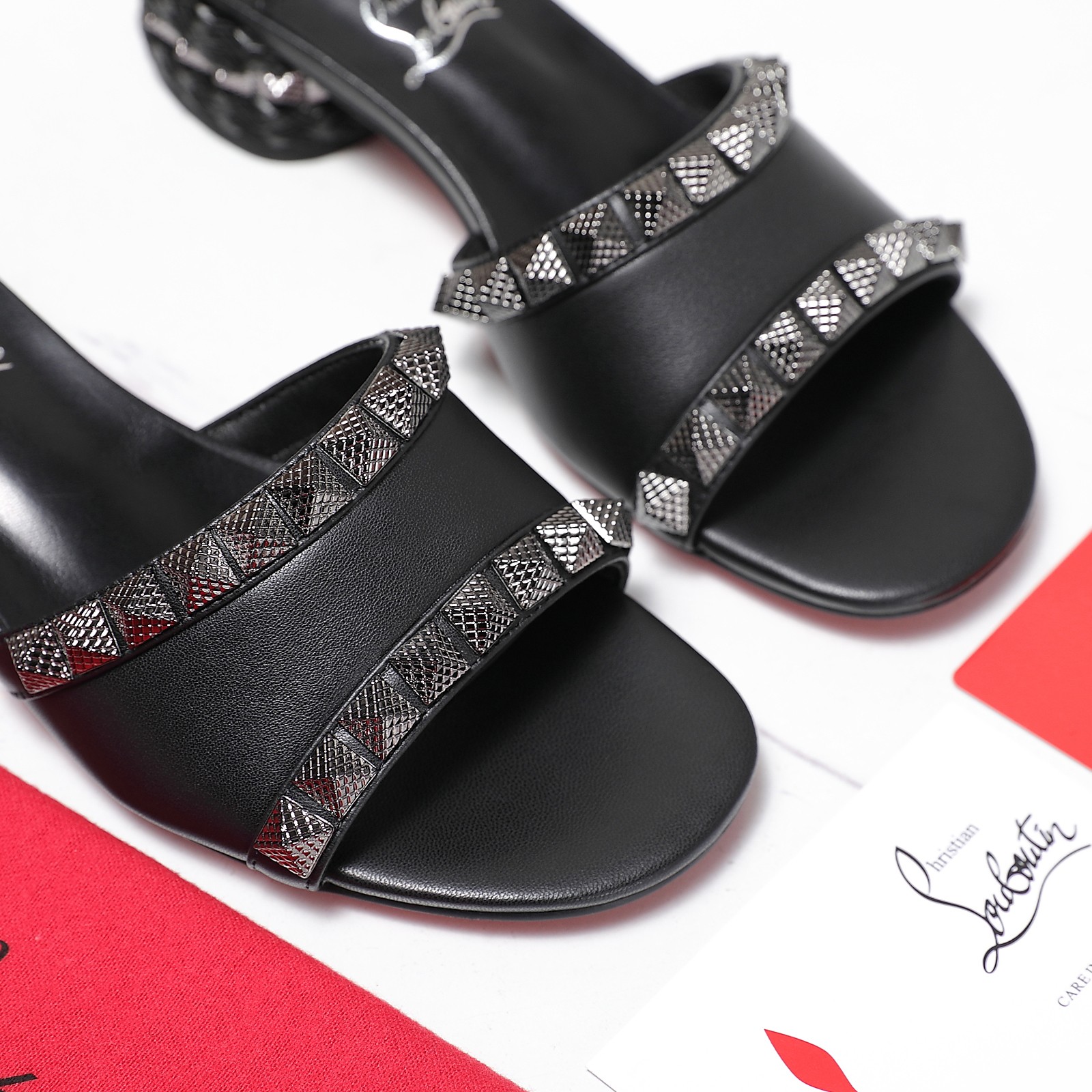 Christian Louboutin Red Bottom Shoes: Las Vegas-inspired luxury, limited global collection. - 图片 6