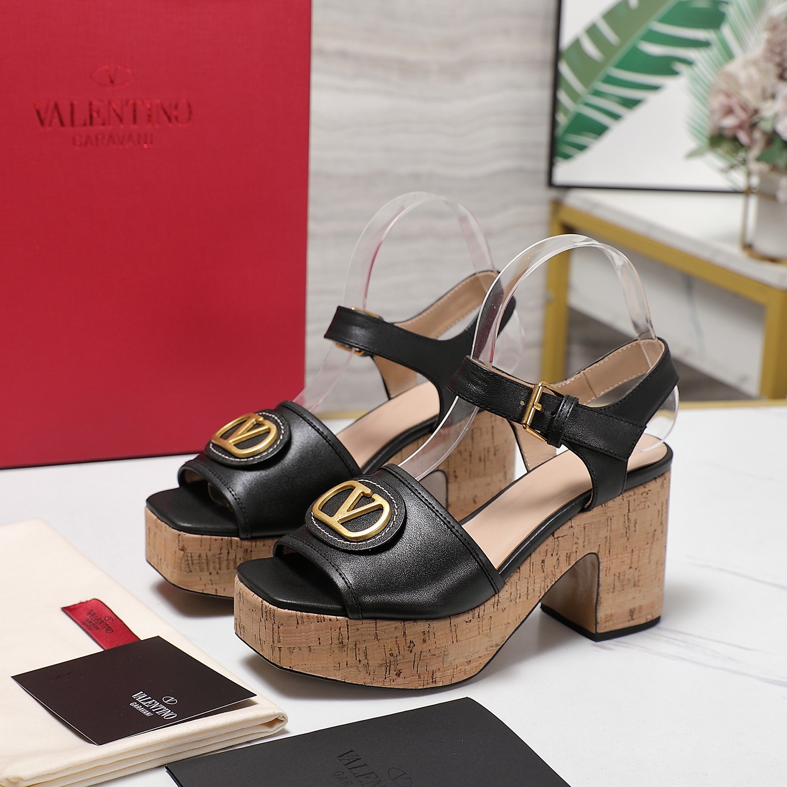 NO:438562,The highest version 2025 early spring counter show style, simultaneous update Valentino Valentino wedge wood grain sandal series ———————————————————————————————— The super creative craftsmanship design highlights the brand’s unique style Luxury and fashionable Extremely recognizable exquisite round toe Perfect side curves The taste is particularly pure and the celebrity temperament is full of feminine temperament The upper is imported cowhide The inner lining is mixed-bred sheepskin Outsole Imported Italian cowhide Outsole Heel height 8CM Size 35-42 (41 42 customized) Running price, high heels, valentino, valentino, sandals, high heels, cowhide, sheepskin19860909最高版本 2025早春专柜走秀款 同步更新 Valentino华伦天伦 坡跟木纹底 凉鞋系列 ———————————顶级版本 超有创意的工艺设计彰显了品牌独有的风格 奢华时尚 极有辨识度 精致的圆头 侧身弧线完美 味儿特别纯正 名媛气质女人味十足 鞋面采用进口牛皮 内里采用混种羊皮 大底意大利进口牛皮大底 跟高8CM 码数35-42（41 42定制） 跑量价,高跟鞋凉鞋,valentino,valentino,sandals,high heels,cowhide,sheepskin,Women's Shoes