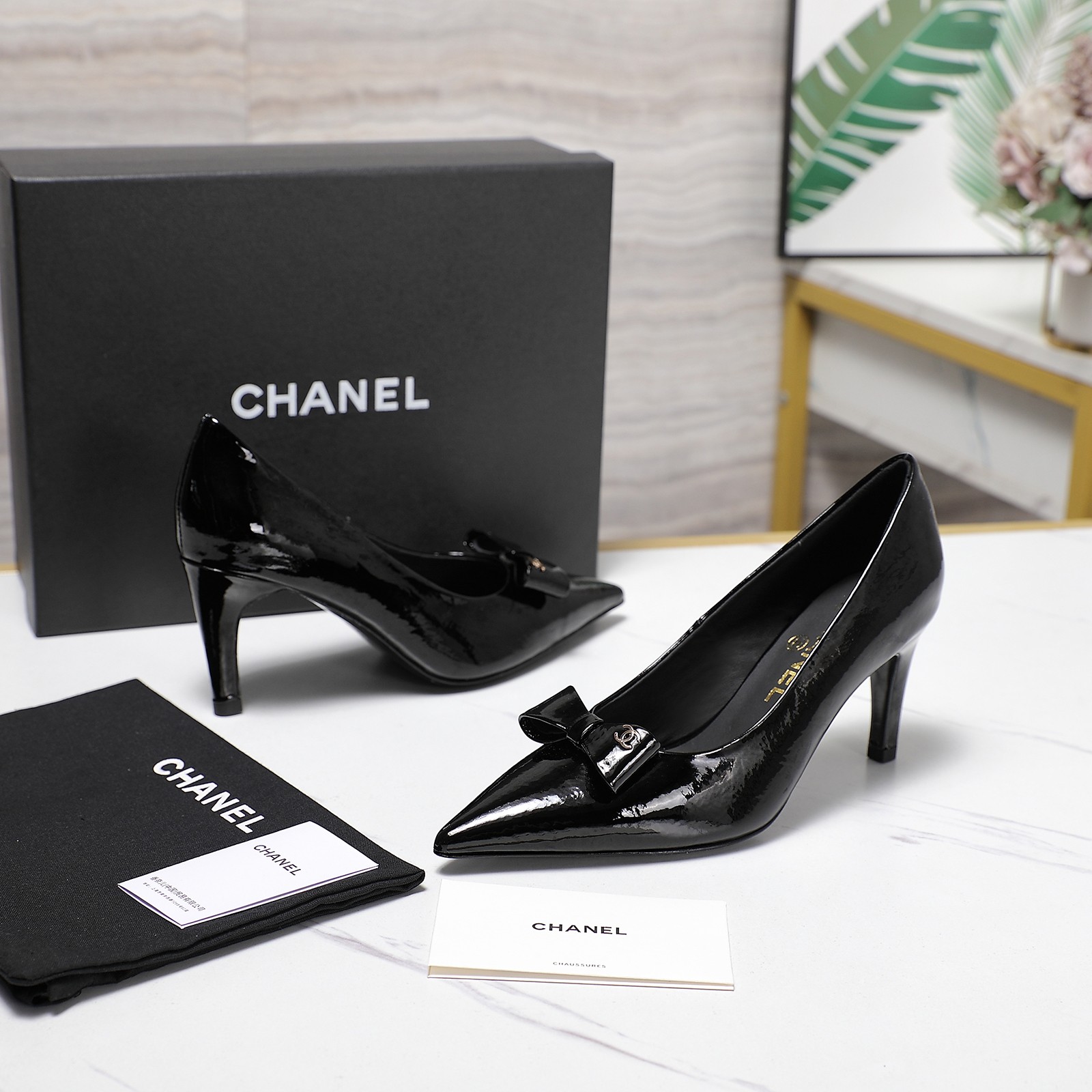 NO:438554,High-version Xiaoxiangjia single shoes CHANE*｜, a big hit!  Xiaoxiang 2025 official website Chanel single shoe bow shoe series new loafers full of retro style. Delicate shoe shape looks very pleasing, small pointed toe sets off the feet and makes people look thin. The foot is a retro sentimental shoes of the past, new European and American catwalks, hot products 1 Original custom-made calf wrinkled patent leather 2 Original inner silk sheepskin 3 soles: original genuine leather outsole. 4 sizes 35-39 (34 40 4142 custom made without return) 5 Prices, high heels, chanel, chanel, chanel, loafers, sandals, high heels, sheepskin, Leather soles19860909高版本小香家单鞋CHANE*｜, 大爆款！小香2025官网香奈儿单鞋蝴蝶结鞋系列新品乐福鞋满满的复古风 秀气的鞋型 看着就很讨喜,小尖头 衬托脚也变得瘦瘦的,上脚给人就是一年代的复古情怀鞋、欧美走秀新款,爆款产品 1原版定制面小牛皱纹漆皮 2原版内里丝绸羊皮 3大底: 原版真皮大底. 4码数35-39（34 40 4142定做不退换） 5价格,高跟鞋凉鞋,chanel,chanel,chanel,loafers,sandals,high heels,sheepskin,Leather soles,Women's Shoes