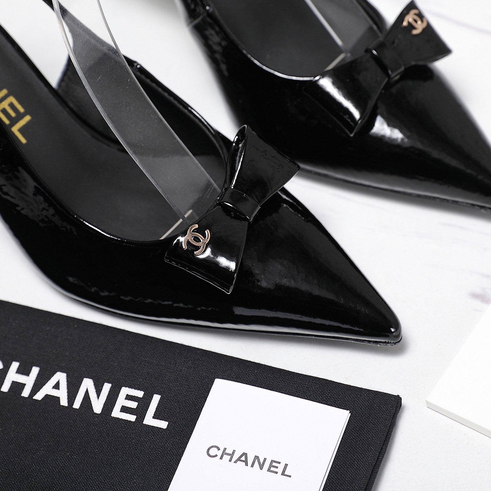 NO:438557,High-version Xiaoxiangjia single shoes CHANE*｜, a big hit!  Xiaoxiang 2025 official website Chanel rear empty sandals shoes bow shoes series new loafers full of retro style. Delicate shoe shape looks very pleasing, small pointed toe sets off the feet and makes people look thin. The foot is a retro sentimental shoes of the past, new European and American catwalks, hot products 1 Original custom-made calf wrinkled patent leather/silk cloth 2 Original inner silk sheepskin 3 soles: original leather outsole. 4 sizes 35-39 (34 40 4142 custom made without return) 5 Prices, high heels sandals, chanel, chanel, chanel, loafers, sandals, high heels, sheepskin, real silk, Leather soles19860909高版本小香家单鞋CHANE*｜, 大爆款！小香2025官网香奈儿后空凉鞋鞋蝴蝶结鞋系列新品乐福鞋满满的复古风 秀气的鞋型 看着就很讨喜,小尖头 衬托脚也变得瘦瘦的,上脚给人就是一年代的复古情怀鞋、欧美走秀新款,爆款产品 1原版定制面小牛皱纹漆皮/真丝布 2原版内里丝绸羊皮 3大底: 原版真皮大底. 4码数35-39（34 40 4142定做不退换） 5价格,高跟鞋凉鞋,chanel,chanel,chanel,loafers,sandals,high heels,sheepskin,real silk,Leather soles,Women's Shoes