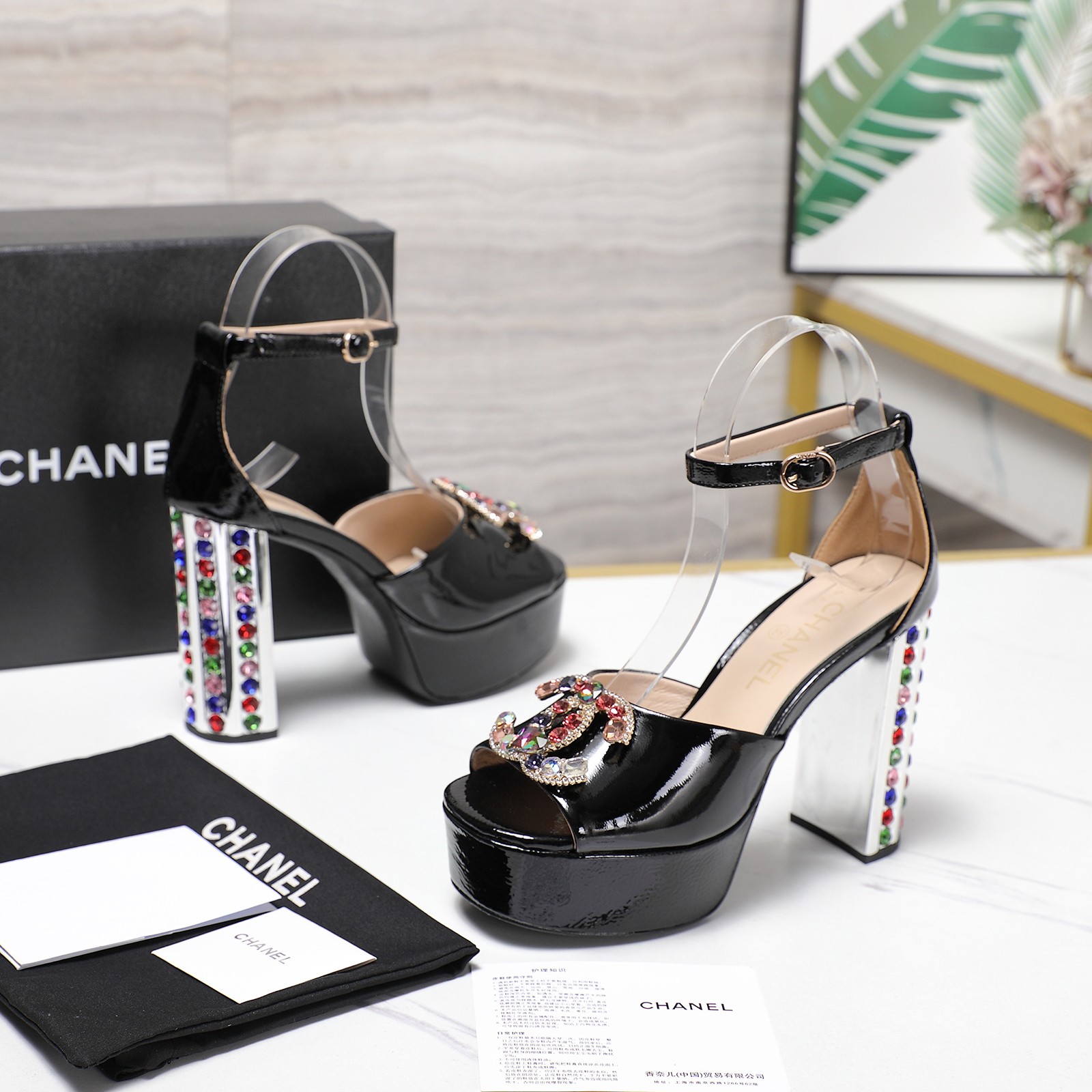 NO:438546,High-version CHANEL Chanel 2025/ Early Spring Classic Diamond Heel + Double C Rhinestone Buckle Sandals Top-level version, simple yet elegant design!  It is easy to wear and dress with freshness and elegance, vivid, intellectual and elegant, and contains an unrestrained and fashionable attitude. This attitude is released from the bottom of your heart and is only your beauty sustenance!  Imported beef patent leather upper imported, mixed-bred sheepskin, footbed, outsole, imported Italian leather outsole, heel height 11cm, waterproof platform 3cm, size 35-42 (customized, non-return and exchange) Price, high heels, chanel, chanel, sandals, high heels, sheepskin, Leather soles19860909高版本 CHANEL香奈儿 2025/ 早春经典钻跟+双C水钻扣凉鞋 顶级版本,简约而不失优雅的设计！好穿好搭清新脱俗,生动知性优雅～更蕴含着不羁的时尚态度,这种态度是从心底里释放出来的,只属于你的美的寄托！ 鞋面进口牛漆皮 内里进口混种羊皮、垫脚 大底意大利进口真皮大底 跟高11cm 防水台3cm 码数35-42（40/41/42定制不退换） 价格,高跟鞋凉鞋,chanel,chanel,sandals,high heels,sheepskin,Leather soles,Women's Shoes