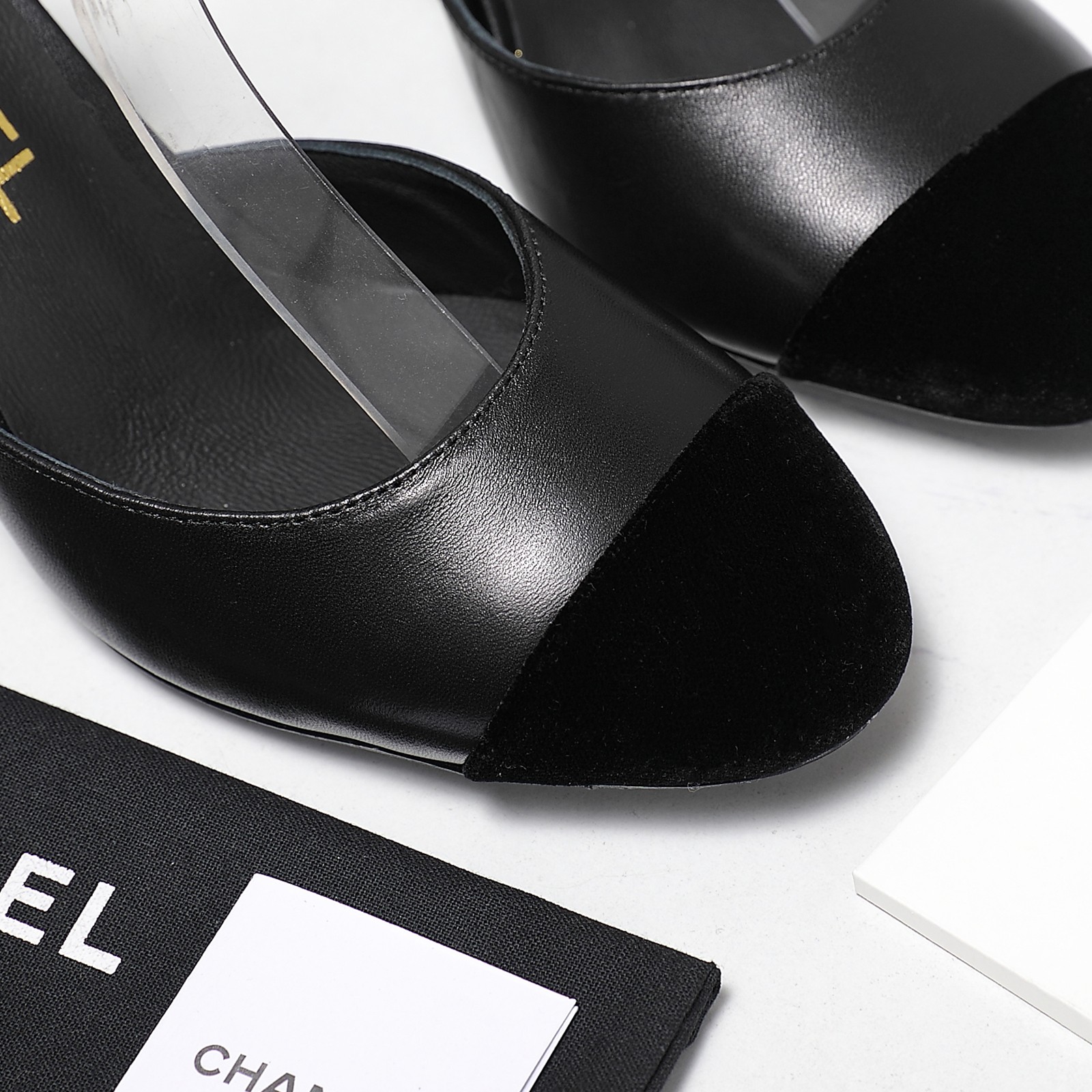 NO:438526,High-version #Chanel's new Mary Jane pearl heel shoes. I really fall in love with it at first glance. Wearing Chanel who wants to dance ballet. Xiaoxiang C's super stylish pair of flat shoes and singles are very outstanding with small socks. The most beautiful Mary Jane shoes of the year are paired with sexy small shoes. The cute and playful feel is just right. It has the feeling of a rich girl. The upper is mixed-bred sheepskin/velvet. The inner footbed silk sheepskin. The sole is Italian leather sole. Heel height is 2cm/6cm/8cm. Size35-39 (34 40 41 42 customized and non-refundable) Price, Sandals, Mary Jane, chanel, chanel, chanel, sandals, mary jane, sheepskin, real silk, socks19860909高版本 #香奈儿新款玛丽珍珍珠跟女鞋 真的一眼爱上的程度 穿上想跳芭蕾的Chanel 小香C家超级有格调的一双平底单鞋单穿配个小袜子都非常出彩 本年度最美玛丽珍鞋搭配性感小单鞋 将可爱俏皮拿捏得恰到好处 自带富家千金的感觉 鞋面混种羊皮/真丝绒 内里垫脚丝绸羊皮 鞋底意大利真皮底 跟高2cm/6cm/8cm Size35-39（34 40 41 42定制不退换） 价格,凉鞋玛丽珍,chanel,chanel,chanel,sandals,mary jane,sheepskin,real silk,socks,Women's Shoes