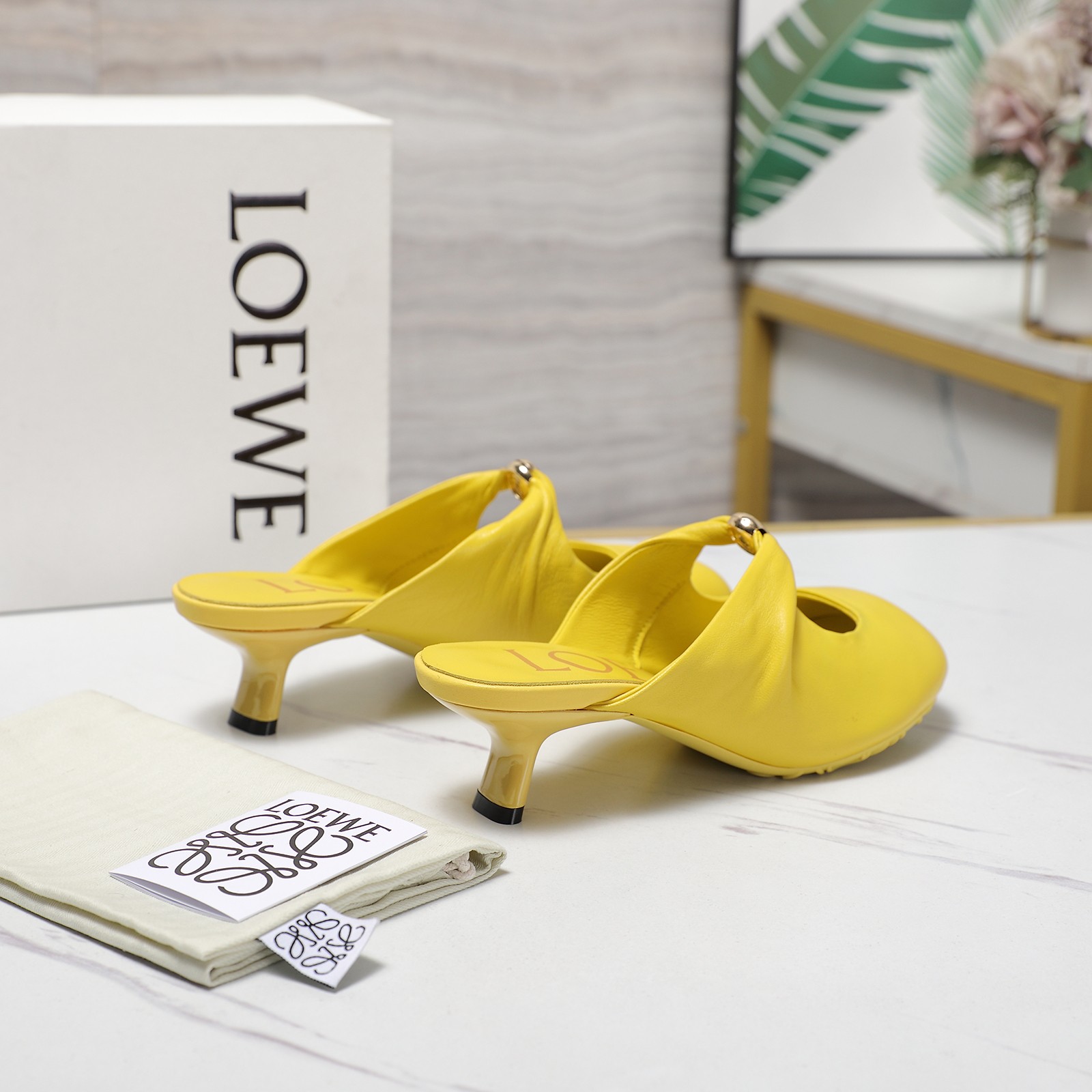 Loewe 25s Soft Sheepskin Ballerina Shoes: Comfortable, Elegant, and Stylish. - 图片 3