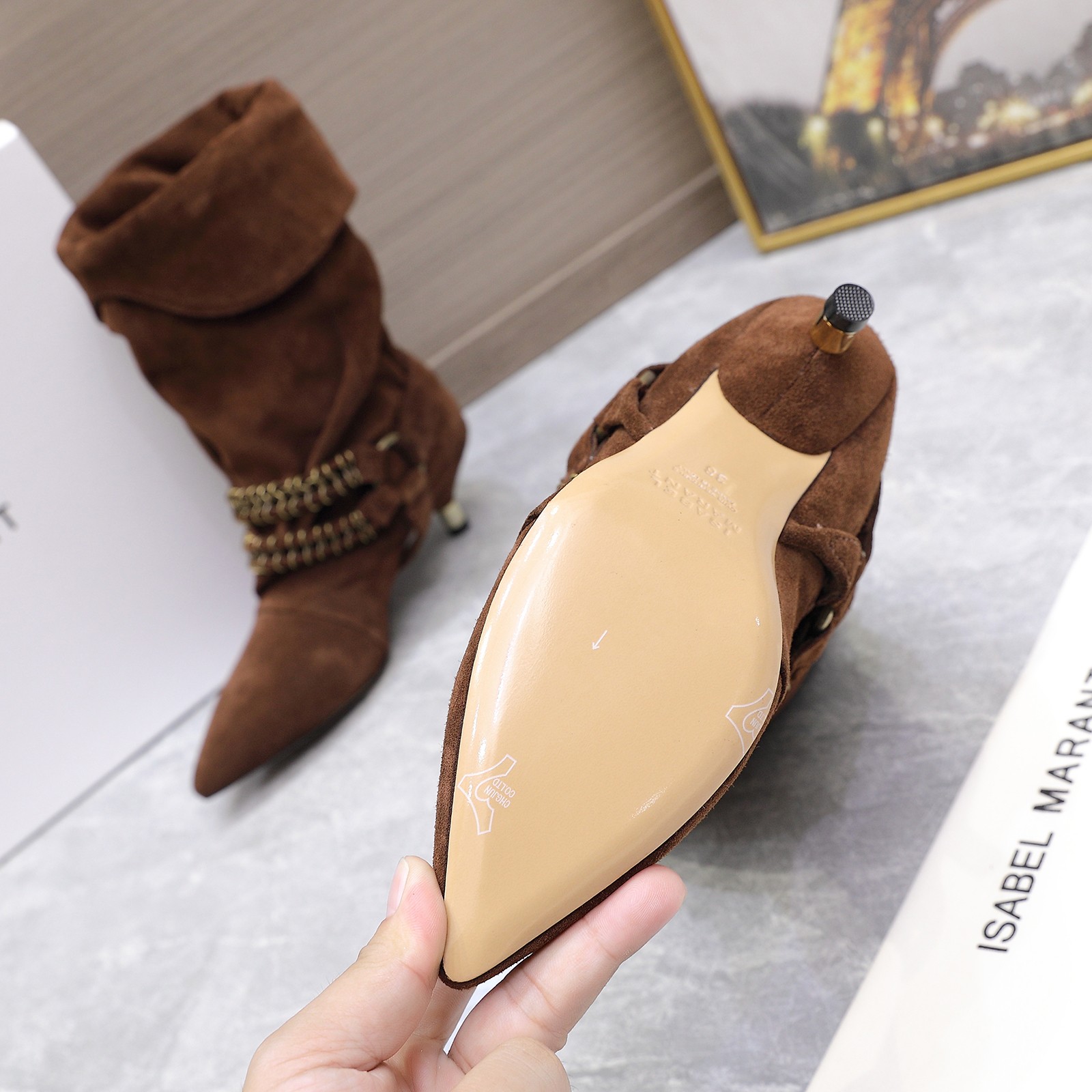 NO:447737,Isabel Marant25ss autumn and winter catwalk European and American style pile boots retro chain cat heel short boots mid boots!  Boots that can be worn all year round are here, a pair of retro boots that are simple and retro design, the key is that they are comfortable and can be used for daily shopping, and will never become a decoration in the shoe cabinet. Boots for cool girls are loose and have a thin legs. They are matched with no pears. They are fashionable and versatile ins!  The upper uses original imported high mercerized beef sliver/oil wax leather, inner foot pads, water-dyed cowhide leather, imported Italian original color genuine leather sole!  Heel height 4CM Number of digits: 35-42 (40 41 42 fixed return and exchange) with original packaging Price, boots, boots, cowhide, Leather soles19860909伊莎贝尔Isabel Marant25ss秋冬走秀款欧美风堆堆靴复古链条猫跟短靴中靴！ 一年四季都可以穿的靴子来了,一双封神的复古靴 简约复古设计,关键是舒适百分逛街日常都可,绝不会成为鞋柜里的摆设, 酷女孩必备靴 靴筒宽松 超显腿细,搭配毫无鸭梨 时髦又百搭ins ！ 鞋面采用原版进口高丝光牛猄/油蜡皮 内里垫脚水染牛皮 意大利进口原色真皮大底！ 跟高4CM 码数:35-42（40 41 42定不退换） 配原版包装 价格,靴子,boots,cowhide,Leather soles,Women's Shoes