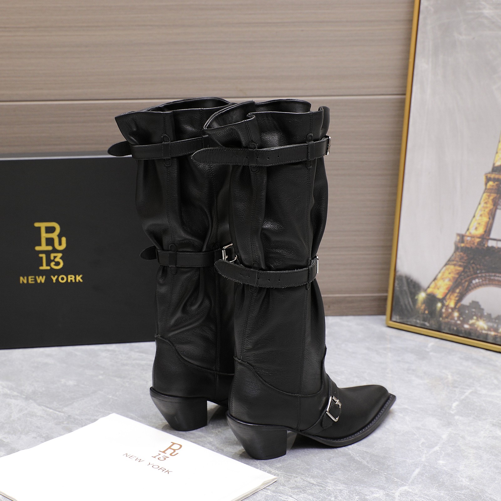 NO:447730,Top version R13 autumn and winter new mid-heel knee-length boots. Design details. Western style belt buckle design, lazy wide-leg boots, boot-bar belt buckle adjustable boot size, making it more thin, pointed toe, pull-out, knee-length, thick low heel. New condensed pants high-leg western boots, this may be the most handsome western boot this year!  I always think R13 jeans are outstanding!  I didn’t expect to be so handsome this year. A must-have trouser leg western boots for fashionable female devils!  The sisters quickly moved so cool. The white face was specially treated with cowhide. The unique taste really makes the more you like it!  It really has a strong sense of design!  It is very convenient to wear with one foot~ Italian leather double-layer craft leather outsole combination handmade leather heel, the outsole color matching retro style texture is quite full~ Material - upper top layer cowhide / high mercerized beef reverse velvet inner single layer cowhide heel height 4.5cm heel height 35-42 (40.41.42 custom-made without return) Price, boots, boots, jeans, cowhide, Leather soles19860909顶级版本 R13秋冬新款中跟及膝靴 设计细节西部风皮带扣设计、慵懒风阔腿靴、靴筒皮带扣可调节靴筒大小 更显腿细 尖头、套穿式、及膝、粗低跟.新款缩褶裤腿高筒西部靴,这可能是今年最帅的西部靴了！一直觉得R13牛仔裤很出众！没想到今年玩这么大太帅了 时尚女魔头必备的裤腿西部靴！姐妹们赶紧动起来简直帅呆了 酷毙了  白色面部采用特殊处理牛皮,独特的味道真的越看越喜欢！真的有很强的设计感！一脚蹬穿搭非常方便～ 意大利真皮双层工艺真皮大底组合手工真皮跟,大底配色复古风质感配的相当满～ 材质 - 鞋面头层牛皮/高丝光牛反绒 内里无内里单层牛皮 跟高4.5cm 跟高35-42（40.41.42定制不退换） 价格,靴子,boots,jeans,cowhide,Leather soles,Women's Shoes