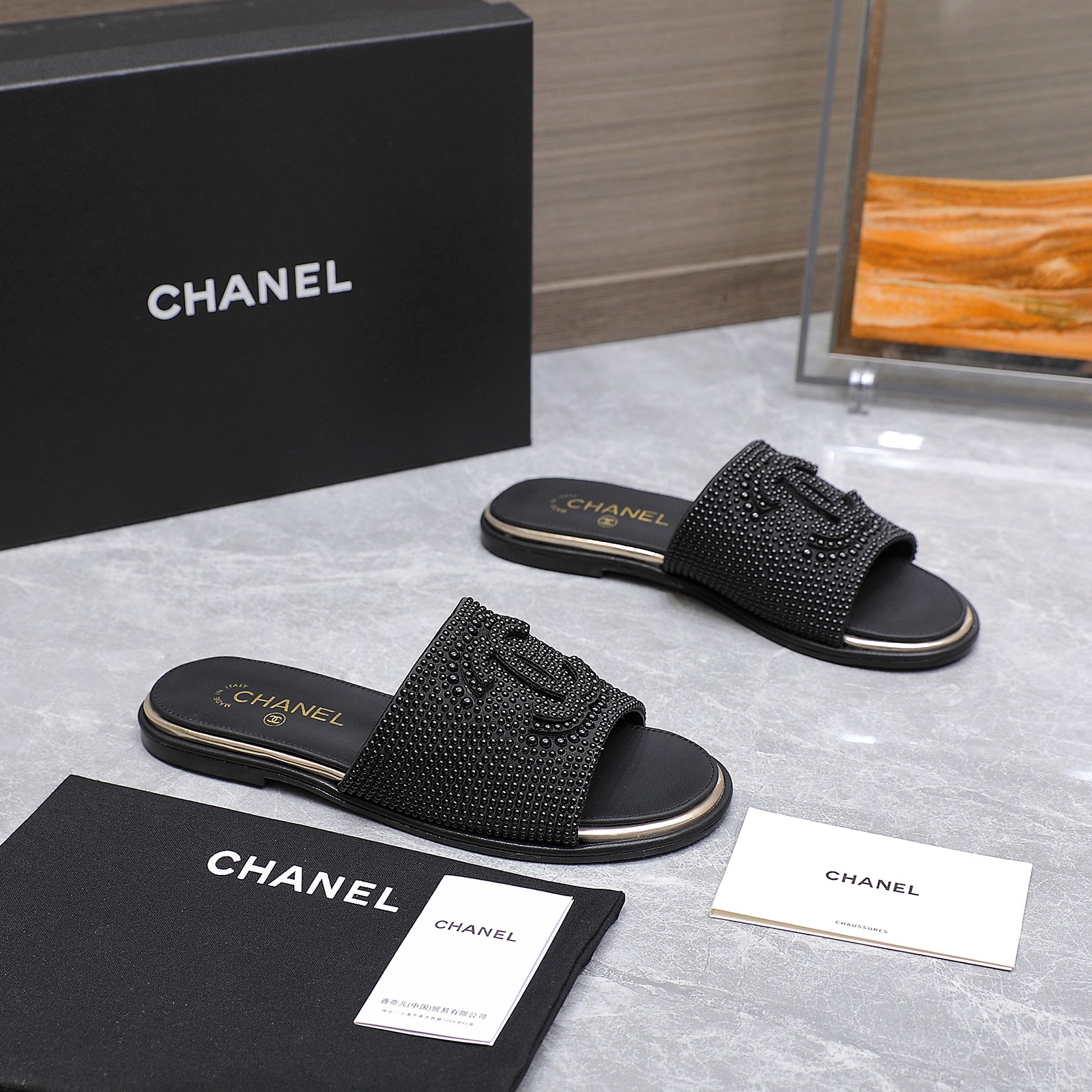 NO:448565,CHANEL25s Xiaoxiang Chanel early spring popular foot sandals and slippers, benchmarking the details of the cabinet and achieving the ultimate price!  !  Recommended must-shop!  Some people say, 'Every girl should have CHANE. It is not only a brand, but also a style that gives girls all their fantasies about Xiaoxiang.' And it is a masterpiece that we have prepared for more than half a year to present for girls. As the latest model this year, as the 25c of the CHANEL sandals' popularity list, its classic black and gold color scheme, double C logo, quilting, and leather wear chain. Anyone picking it up is the most soulful symbol of the brand. It is precisely because of the strong channels that you dare to say that you are tough when you wear it in the counter!  !  Continuing the hardware and metal decorative elements of the last season. This time the design combines more outstanding accessories, more exaggerated accessories, but it will not be too fancy at all, and can well balance the looseness of flip flops. The completely different metal accessories on the shoelaces are simply the romantic atmosphere of spring and summer. The combination of the two is appropriately compared to black. It is also a very good match for color. It can make your outfit go to a higher level! Outsole Italian rubber sole upper upper sheepskin inner weaving size 35-40 latest packaging for packaging counter Price, slippers, chanel, chanel, sandals, slippers, sheepskin19860909CHANEL25s小香 香奈儿早春爆品夹脚凉鞋拖鞋,对标柜货细节 价格做到极致！！必剁手款推荐！ 有人说“每个女孩都应该拥有CHANE,它不仅仅是一个品牌,更是一种风格,赋予了女生对小香的所有幻想”而它是我们准备了大半年,为姑娘们呈现的大作 作为今年的最新款,作为CHANEL凉鞋人气榜的25c,它经典的黑金配色、双C logo、绗缝、皮穿链条,随便拎出来一个都是品牌最具灵魂的象征,正因为渠道过硬,才敢说穿到专柜都硬气！！ 延续上一季的五金金属装饰元素 这次设计结合了更出挑 更夸张的配件但它完全不会过于花哨 能很好的平衡掉人字拖的松垮感 鞋带上完全不同的金属配件简直是春夏的浪漫气息悄然袭来 两者之间结合的恰如其分比起黑色 也是很好搭配的颜色 它能让你的穿搭更上一层次! 大底意大利橡胶大底 鞋面羊皮鞋面 内里羊皮内里编织 码数35-40 包装专柜最新包装 价格,拖鞋,chanel,chanel,sandals,slippers,sheepskin,Women's Shoes