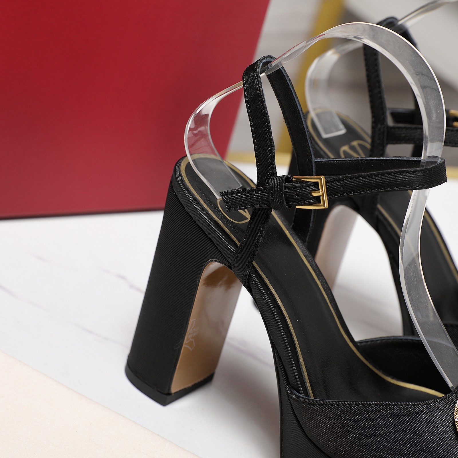 NO:678881,Top purchasing version Valentino/Valentino new model!  2025SS latest diamond buckle metal logo high heel platform sandals!  Purchase the original version and get a 1:1 top-quality replica!  Exquisite last design, perfect side arc!  Selected grade A leather outsole imported from Italy, giving you a genuine foot feel!  The first choice for high-end customers to purchase [Material] Original imported cloth pattern on the upper Original imported sheepskin lining Original molded imported leather outsole [Water table height] Front 3cm Back 11CM [Number of yards] 35-43 yards (41 42 43 customized) [Packaging] Configured with original packaging, high heels and sandals, valentino, valentino, sandals, high heels, sheepskin, Leather soles19860909顶级代购版本 Valentino/华伦天奴新秀款！ 2025SS最新钻扣金属logo 高跟水台凉鞋！原版购入1:1顶级复刻！精致的楦型设计,侧身弧线完美！ 精选意大利进口A级真皮大底,带给您正品级的脚感！供高端客户代购首选【材质】 鞋面原版进口布纹 内里原版进口羊皮 大底原版开模进口真皮大底【水台高】 前 3cm 后 11CM【码数】35-43码（41 42 43定做）【包装】配置原版包装,高跟鞋凉鞋,valentino,valentino,sandals,high heels,sheepskin,Leather soles,Women's Shoes