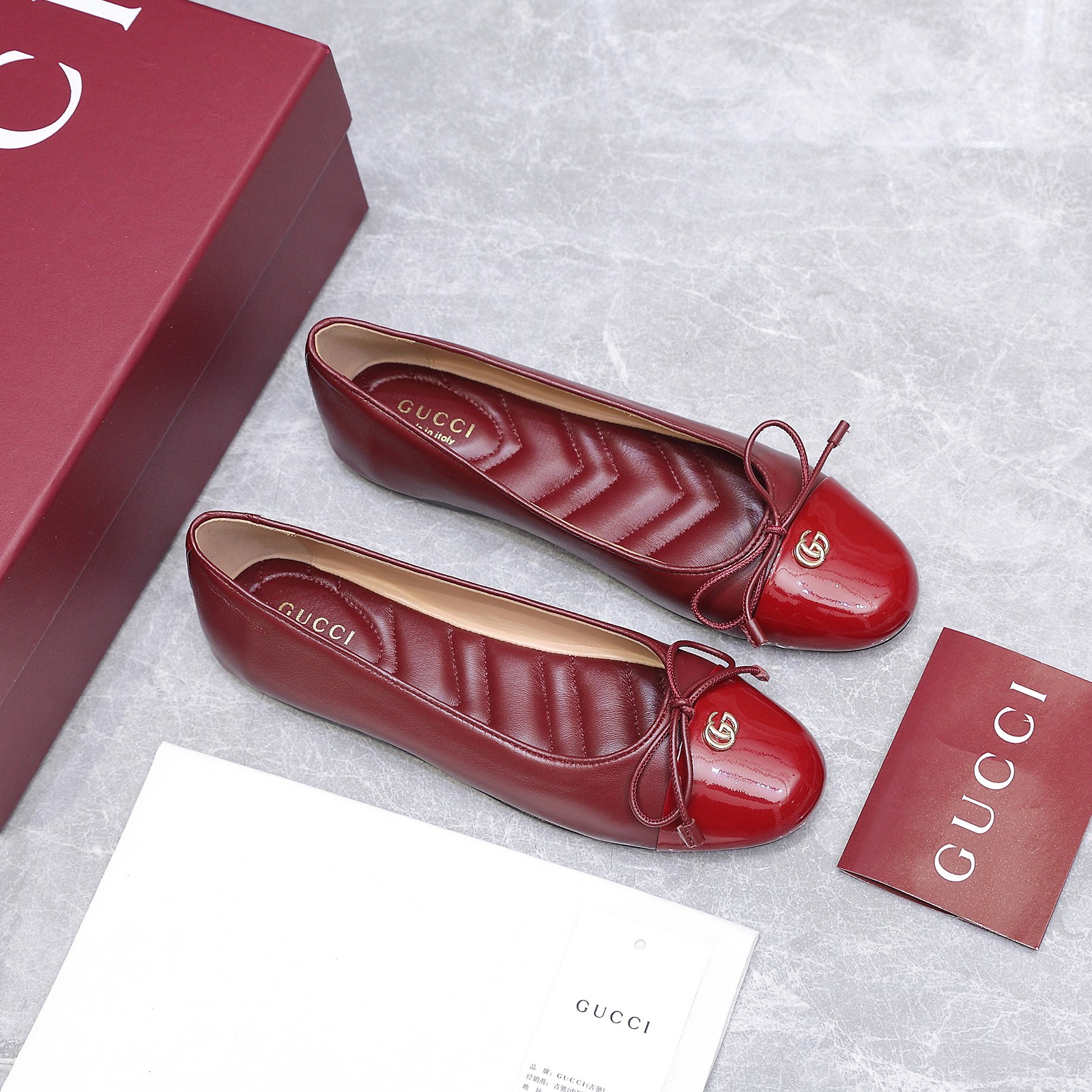 NO:477763,The highest version 2025 G Home's new round toe cover last method, light-mouth single shoes flat-heeled women's shoes, dancing shoes, top version, welcome to compare. Original version 1:1 replica, please be sure to ensure that our authentic products are guaranteed. The director of the production Gucci launched elegant exposed-heeled light-mouthed shoes, ingenious and recognizable brand elements, the golden horse buckle adds a bright embellishment to the center of the shoe. The pointed toe and low heel complement each other, creating a comfortable and fit style design. The upper imported high-end delicate ancient soft sheepskin, inner/foot pad full grain pattern high-end lambskin, sole, Italy's top genuine leather sole, heel high flat heel, code 35-42 (41/40/42 custom-made, non-return and exchange) Packaging original full set of green packaging, running volume, single shoes, gucci, gucci, sheepskin19860909最高版本 2025 G家新款圆头套楦做法浅口单鞋平跟女鞋  跳舞鞋 顶级版本、欢迎比对. 原版1:1复刻 注意请认准咱家正品保证 制作Gucci创作总监推出优雅露跟浅口鞋,匠心,颇具辨识感的品牌元素金色马衔扣为鞋履中央增添亮眼点缀.尖头和低跟相辅相成,造就舒适贴合的版型设计 鞋面进口高档细腻古软羊皮 内里/垫脚全粒纹高档小羊皮 鞋底意大利顶级真皮底 跟高平跟 配码35-42（41/40/42定做不退换） 包装原版全套绿色包装 跑量价,单鞋,gucci,gucci,sheepskin,Women's Shoes