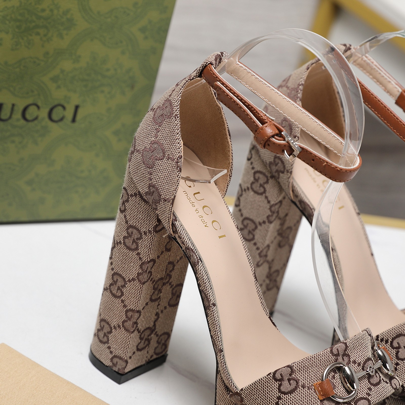 NO:477751,'Exclusive Upgrade Version' Gucci Gu*chi Spring and Summer Latest Popular Sandal Series... [Square-toe Solid Color Water Platform High Heel Back Sandals] Double G Diamond Buckle Original Single Quality Original European Style, the foot is perfectly worn with this shoe, elegant and elegant, crystal clear, no matter the material of various accessories, it is unique to home, and must be made from the original version at zero distance. The entire series is full of exciting and uninterrupted elements, the quality of different materials, the texture of the skin and the material expression of the skin, with a strong artistic atmosphere... Upper: Customized fabric inner: Custom imported sheepskin footbed: Customized imported sheepskin Outsole: Imported Italian leather outsole Heel height: 13cm. Water Platform height 3CM Packaging: Original full package Size: 35-39 (34.40.41.42 Customized without return) Color: 4 colors are synchronized on the official website  Price, high heels, sandals, gucci, sandals, high heels, sheepskin, Leather soles19860909《独家升级版本》 Gucci古*驰春夏最新爆款凉鞋系列……【方头纯色水台高跟后空凉鞋】 双G钻扣原单品质 原汁原味的欧式风格,上脚非常完美穿搭上配此鞋,优雅大方,晶莹剔透,无论种各配件材质,都是家独一比一定制,必到做原版零距离,整系个列都充了满令兴人奋意和外的元结素合,不同材的质,肌的理面的料表现,具有极的浓艺术气息…… 鞋面:定制布纹 内里:定制进口羊皮 垫脚:定制进口羊皮 大底:进口意大利真皮大底 跟高:13cm.水台高3CM 包装:原版全套包装 码数:35-39(34.40.41.42定制不退换) 颜色:官网同步4色出 价格,高跟鞋凉鞋,gucci,sandals,high heels,sheepskin,Leather soles,Women's Shoes