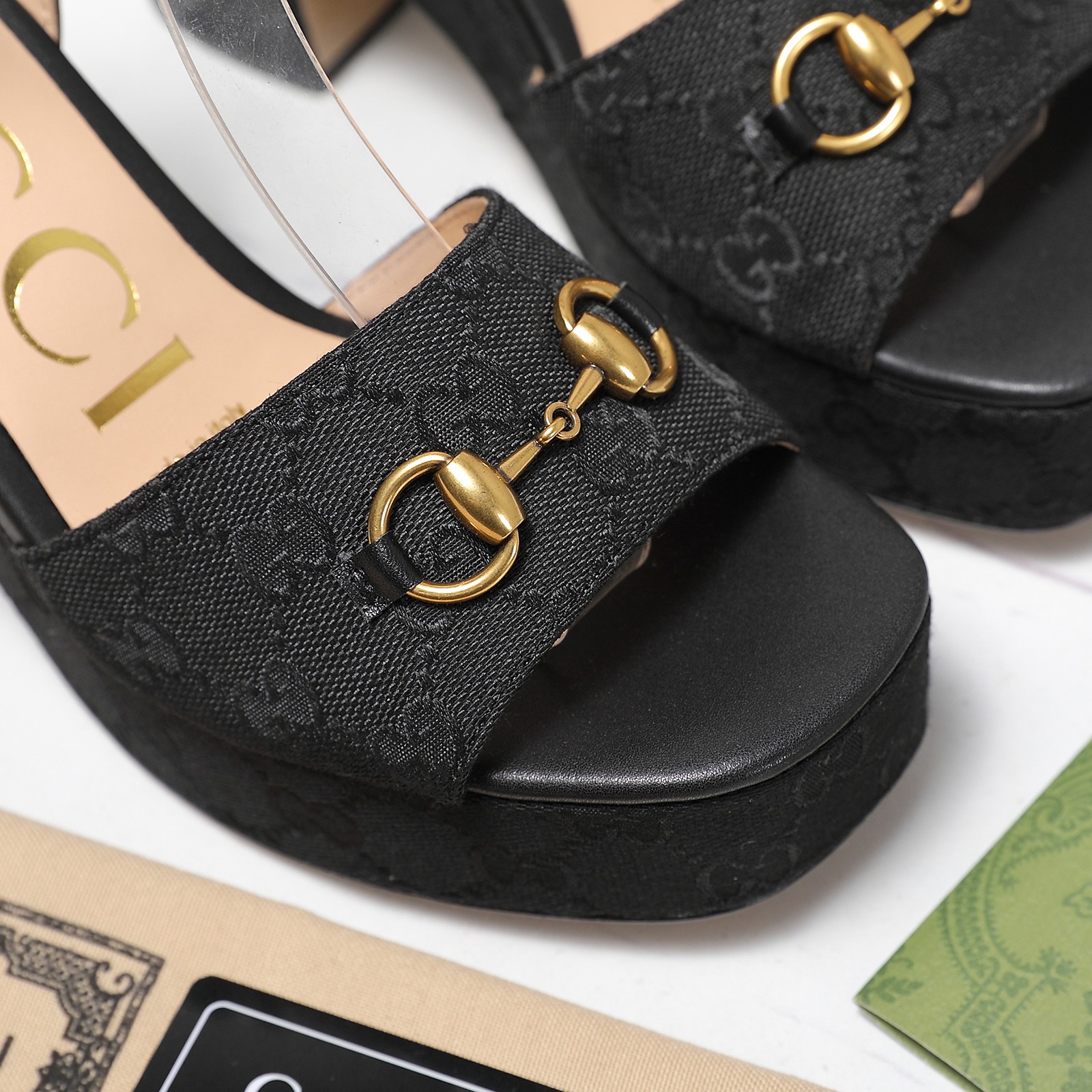 NO:477744,'Exclusive Top Version' Gucci Gu*chi 2025 Spring and Summer Latest Popular Sandal Series... [Wedge Sandals] Original single quality Original European style, the foot is perfectly worn with this shoe, elegant and elegant, crystal clear, no matter the material of various accessories, it is unique to the home, and must be made from the original version at zero distance. The entire series is full of exciting and unexpected elements, the quality of different materials, the texture of the skin and the material performance of the skin, with a strong artistic atmosphere. The first choice for high-end customers to purchase. Only make high-end [material] The upper imported cowhide, the inner original imported sheepskin, the original molded rubber sole [water platform] Italy imported log [water platform height] 3.5cm [heel height] 10cm [code number] 35-412 (customized version does not return or exchange without quality issues) [bag]  Package】Configuration original packaging, high heels sandals, gucci, sandals, high heels, cowhide, sheepskin19860909《独家顶级版本》 Gucci古*驰2025春夏最新爆款凉鞋系列……【坡跟凉鞋】 原单品质 原汁原味的欧式风格,上脚非常完美穿搭上配此鞋,优雅大方,晶莹剔透,无论种各配件材质,都是家独一比一定制,必到做原版零距离,整系个列都充了满令兴人奋意和外的元结素合,不同材的质,肌的理面的料表现,具有极的浓艺术气息 供高端客户代购首选 只做高端【材质】 鞋面原版进口牛皮 内里原版进口羊皮 大底原版开模橡胶底【水 台】意大利进口原木【水台高】 3.5cm【跟 高】10cm【码 数】35-412码（定制款非质量问题不退换）【包 装】配置原版包装,高跟鞋凉鞋,gucci,sandals,high heels,cowhide,sheepskin,Women's Shoes