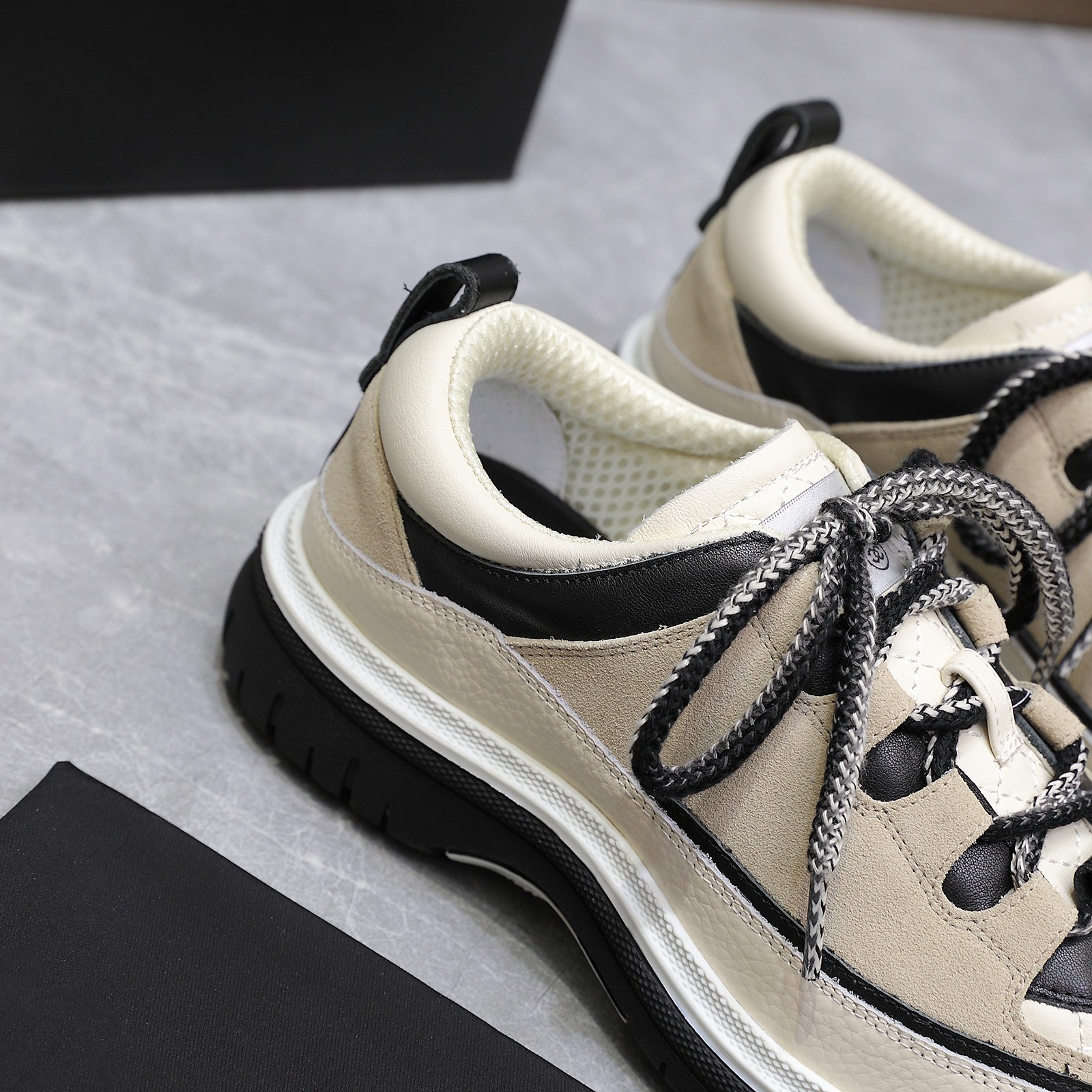 “Chanel 2025 Milan Show: Hottest Sandal Trends for Summer Season” - 图片 2