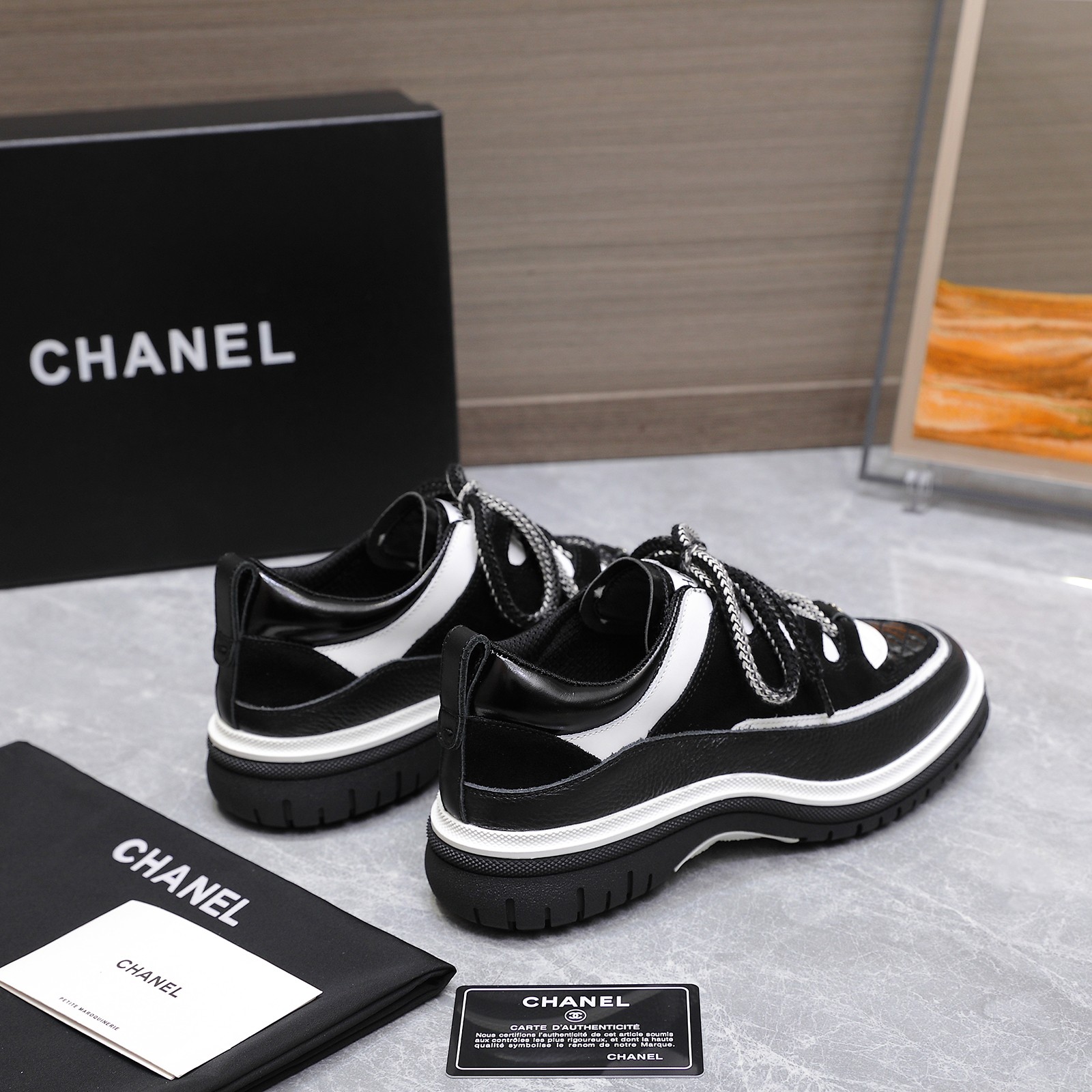 Fashion Review: Chanel 2025 Milan Show Sandals with Unique Features and Classic Style at $696. - 图片 5