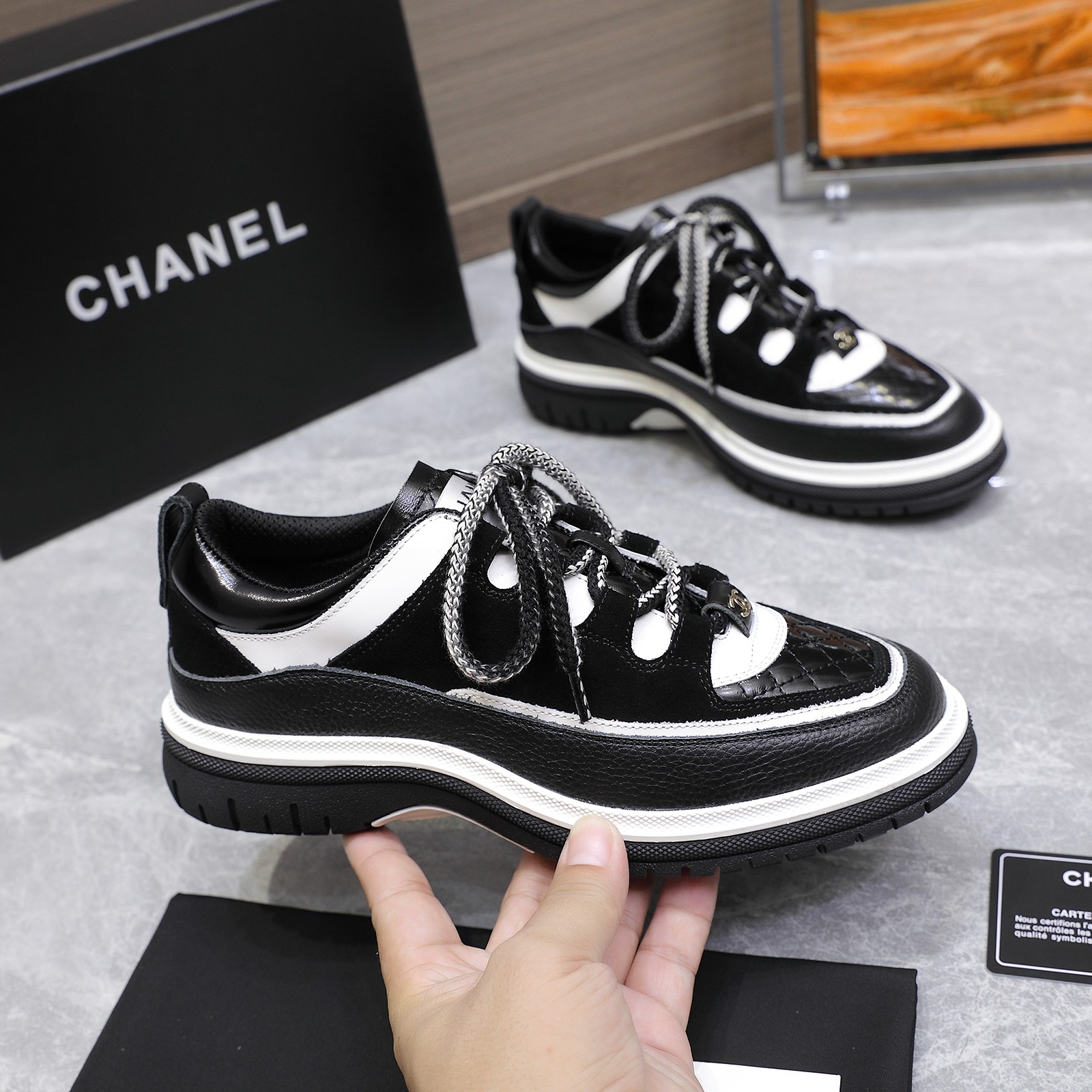 Fashion Review: Chanel 2025 Milan Show Sandals with Unique Features and Classic Style at $696. - 图片 1