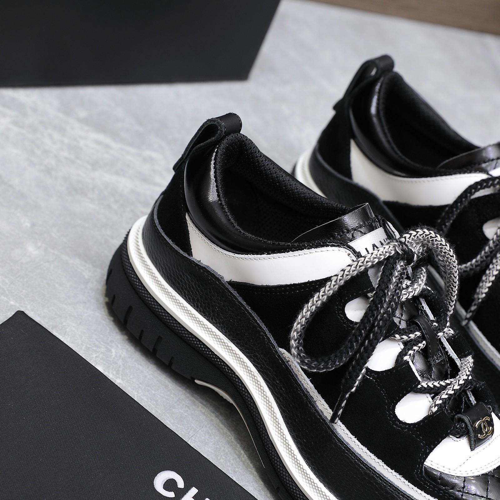 Fashion Review: Chanel 2025 Milan Show Sandals with Unique Features and Classic Style at $696. - 图片 2