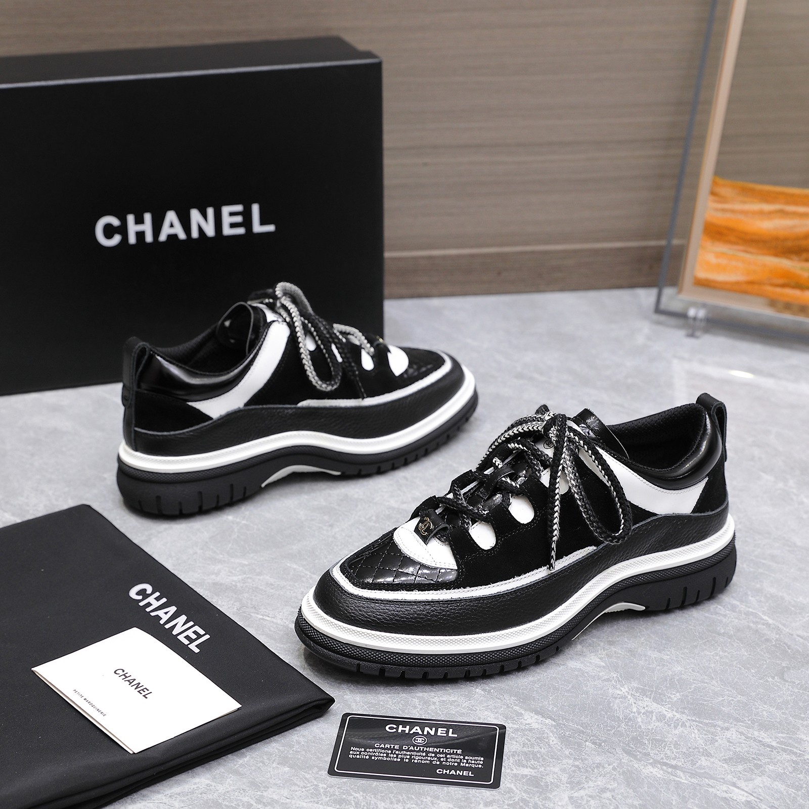 Fashion Review: Chanel 2025 Milan Show Sandals with Unique Features and Classic Style at $696. - 图片 4