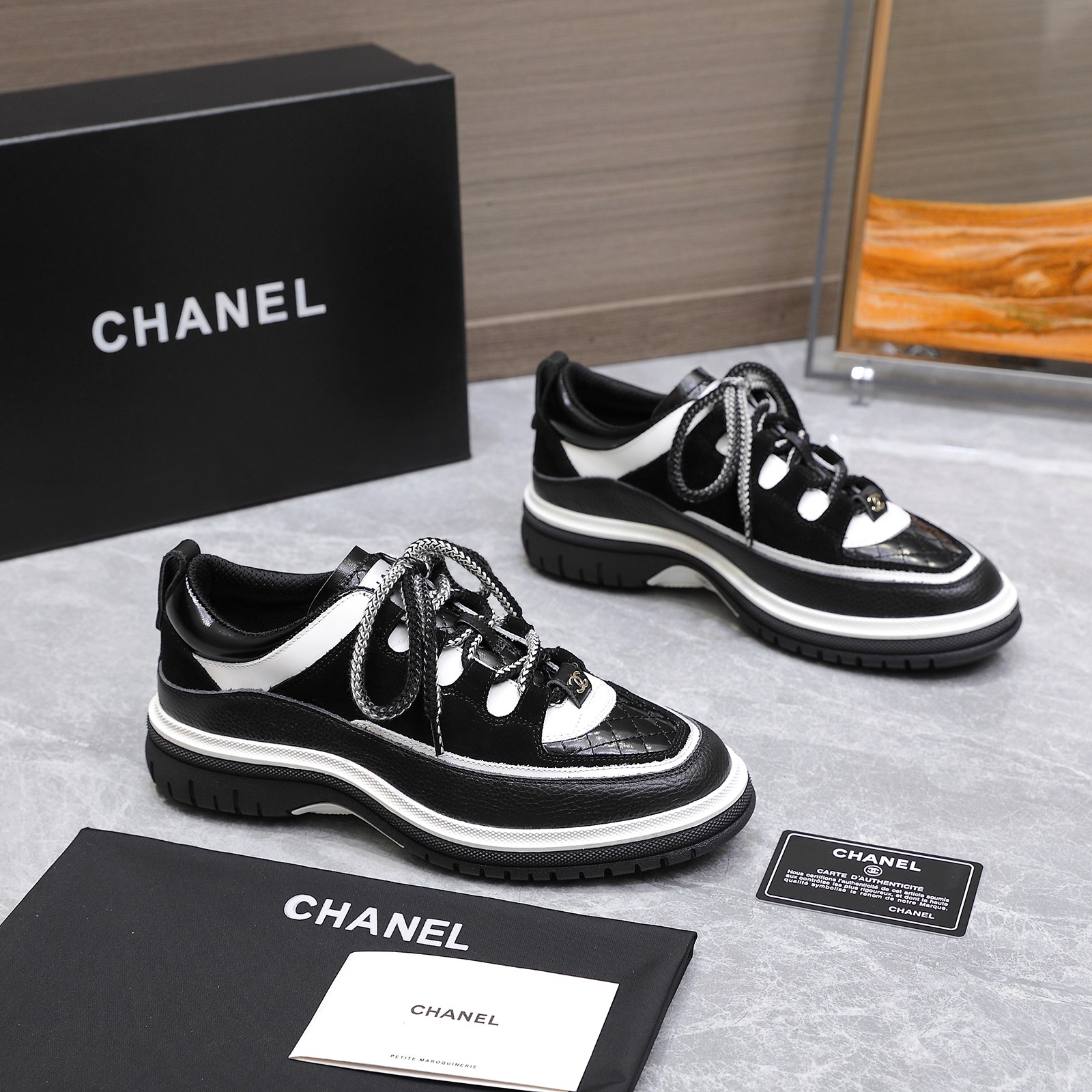 Fashion Review: Chanel 2025 Milan Show Sandals with Unique Features and Classic Style at $696. - 图片 3