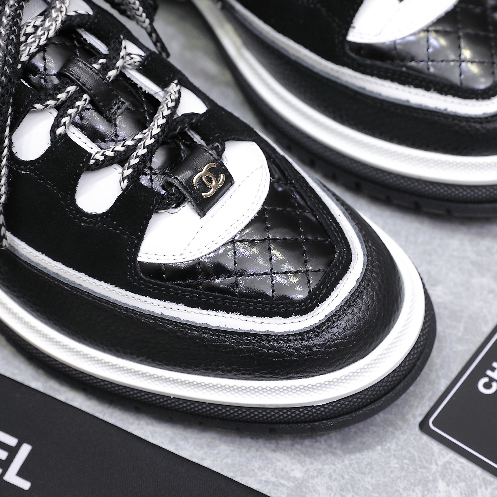 Fashion Review: Chanel 2025 Milan Show Sandals with Unique Features and Classic Style at $696. - 图片 9