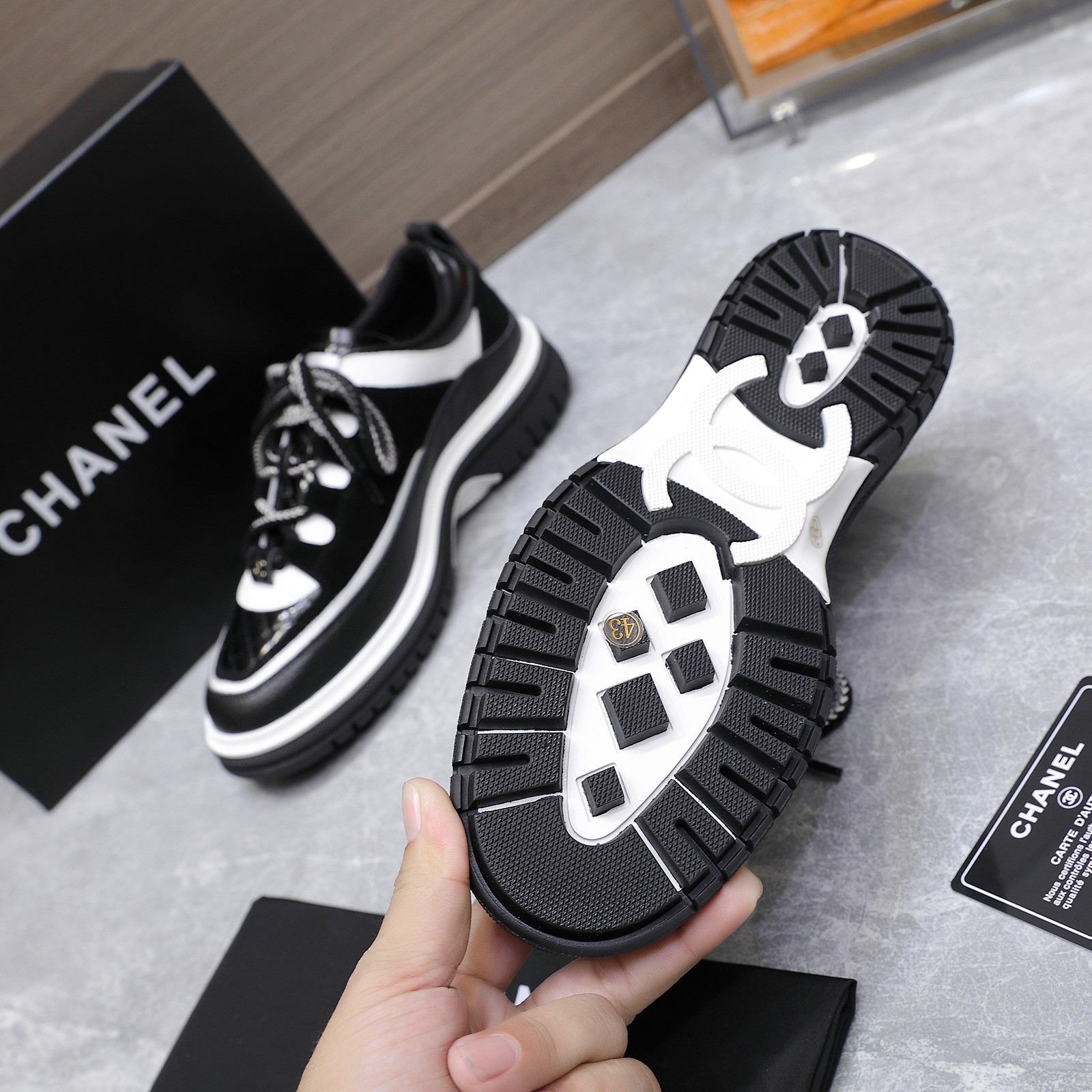 Fashion Review: Chanel 2025 Milan Show Sandals with Unique Features and Classic Style at $696. - 图片 8