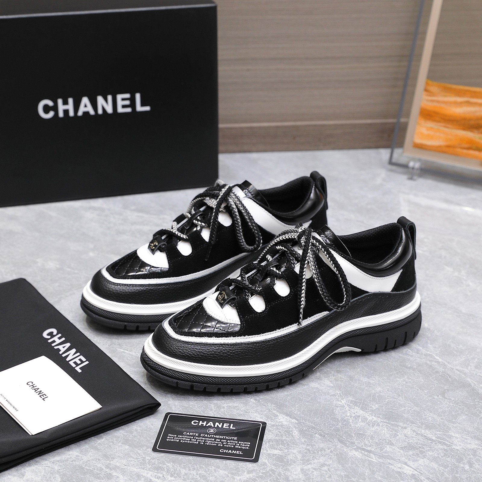 Fashion Review: Chanel 2025 Milan Show Sandals with Unique Features and Classic Style at $696. - 图片 7