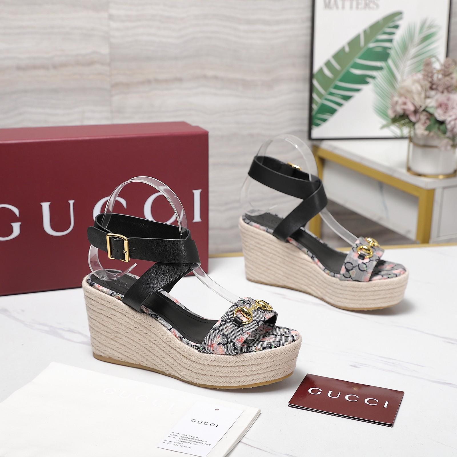 NO:678884,The highest version of GUCCI 2025 spring new wedge-heeled hemp rope-soled sandals, high-toe open sandals, waterproof platform, fashionable brand LOGO, highly recognizable. Different brands are competing for brands, and they are ready to launch super series and high-heeled series. GUCCI is not behind. Guccl Paris fashion show model launches [seduce] [seduce] [seduce] the latest Guccl high-toe waterproof patent leather high heels. This series interprets new fashion charm  Continuing the ultra-high-heeled design, it has won the favor of well-known overseas bloggers. It has been interpreted by millions of fan bloggers and is sold well at home and abroad. It is out of stock in China. The top version comes in candy color, every color is beautiful. The top shoes are imported original fabric. The lining is imported leather. The bottom shoes are original genuine leather outsole). The height of the rear platform is 8.5cm. The height of the front platform is 3.cm. Number of yards: 35-42 (order 41 and 42). Packaging GUCCI complete set of original packaging.  price,high heels sandals,gucci,sandals,high heels,Leather soles19860909最高版本 GUCCI 2025春季款新坡跟麻绳底凉鞋 驰古恨天高趾露凉鞋 防水台的 尚时的品牌LOGO持加,具有超辨高识度 各品大争牌恐先推后出超系跟高列 GUCCI不也落伍 Guccl巴黎时装秀场款 推出[勾引][勾引][勾引]最新款Guccl恨天高防水台漆皮高跟鞋 此系列演绎全新时尚魅力 延续超高跟设计,深得海外知名博主青睐 千万粉丝博主倾情演绎,畅销海内外 国内已经断货,顶级版本 糖果色配色,每个颜色都是绝美 , 面鞋进口原版织布 里内进口皮羊 底鞋原版真皮大底) 后水台高8.5cm 前水台高3.cm 码数 35-42（41 42订） 包装GUCCI全套原包版装 价格,高跟鞋凉鞋,gucci,sandals,high heels,Leather soles,Women's Shoes