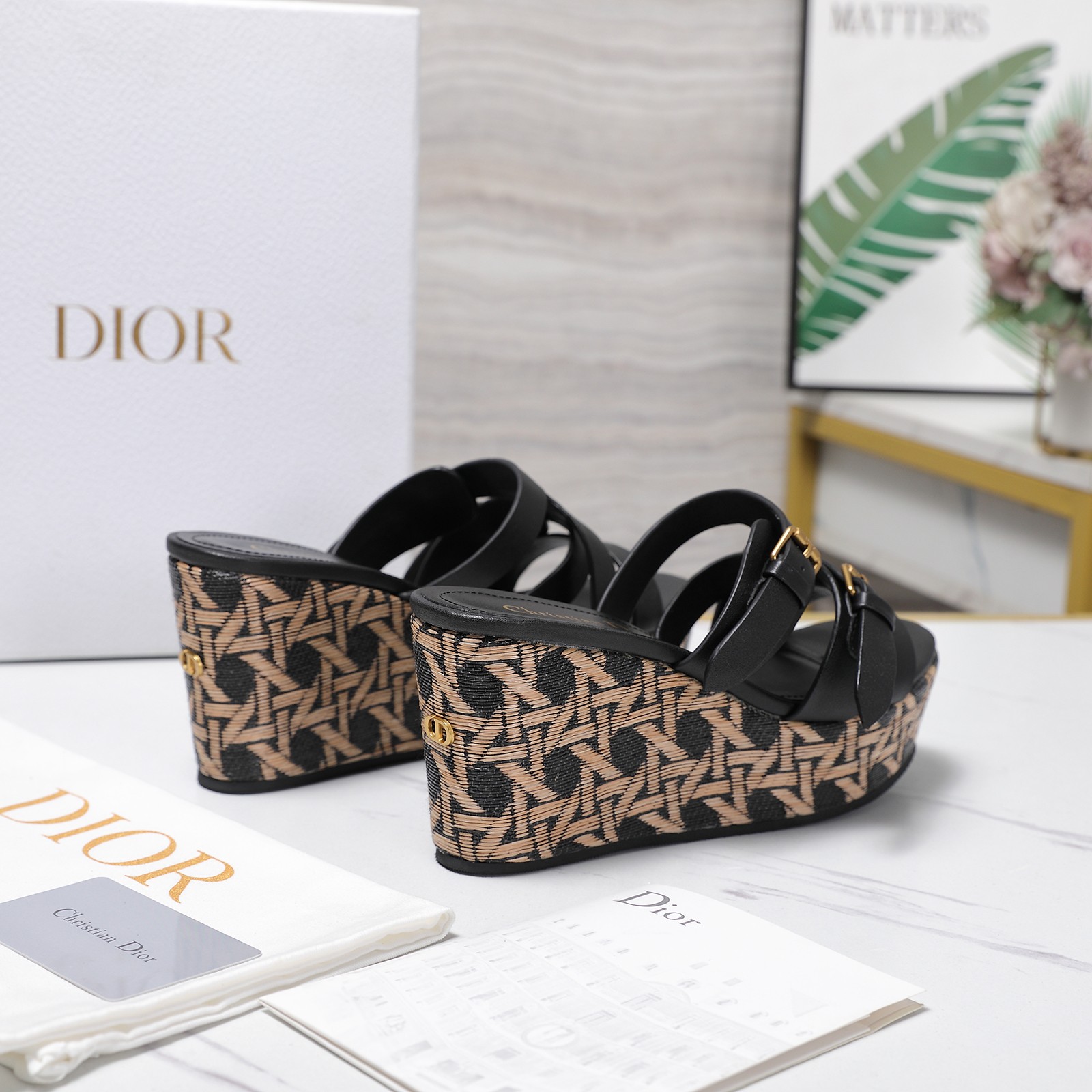NO:459863,DIOR CHRONO new high-end sandals. Simple and super versatile. Perfect and luxurious to wear with spring and summer clothing. The feel of the feet is even more comfortable!  The original material is perfectly replicated. The original disassembled mold is untied. 1 original electroplated ancient gold logo buckle. 2 original electroplated ancient gold CD rear mark. 3 original cowhide surface. Cowhide inner lining. 4 original anti-slip heel outsole. Heel height is about 9cm. 5 original upper matching logo buckle. Ingenious, full of details. Fine workmanship. Worth owning 6 configuration counter original packaging!  3 colors into, black, beige, brown and yellow. SIZE35--42 (41 42 can be customized), slippers, dior, dior, sandals, slippers, cowhide19860909DIOR CHRONO迪奥 高版本新款凉鞋. 简约超级百搭. 上脚完美奢华可任意搭配春夏服饰. 脚感更是舒适！ 材质原版完美复刻. 原版拆解开模. 1原版电镀古金Logo饰扣. 2原版电镀古金CD后标. 3原版牛皮面. 牛皮内里. 4原版防滑坡跟大底.跟高约9cm 5原版游边鞋面搭配 Logo饰扣.别出心裁.细节满满.做工精细.值得拥有 6配置专柜原版包装！ 3色入.黑色.米白.棕黄. SIZE35--42（41 42可订做）,拖鞋,dior,dior,sandals,slippers,cowhide,Women's Shoes