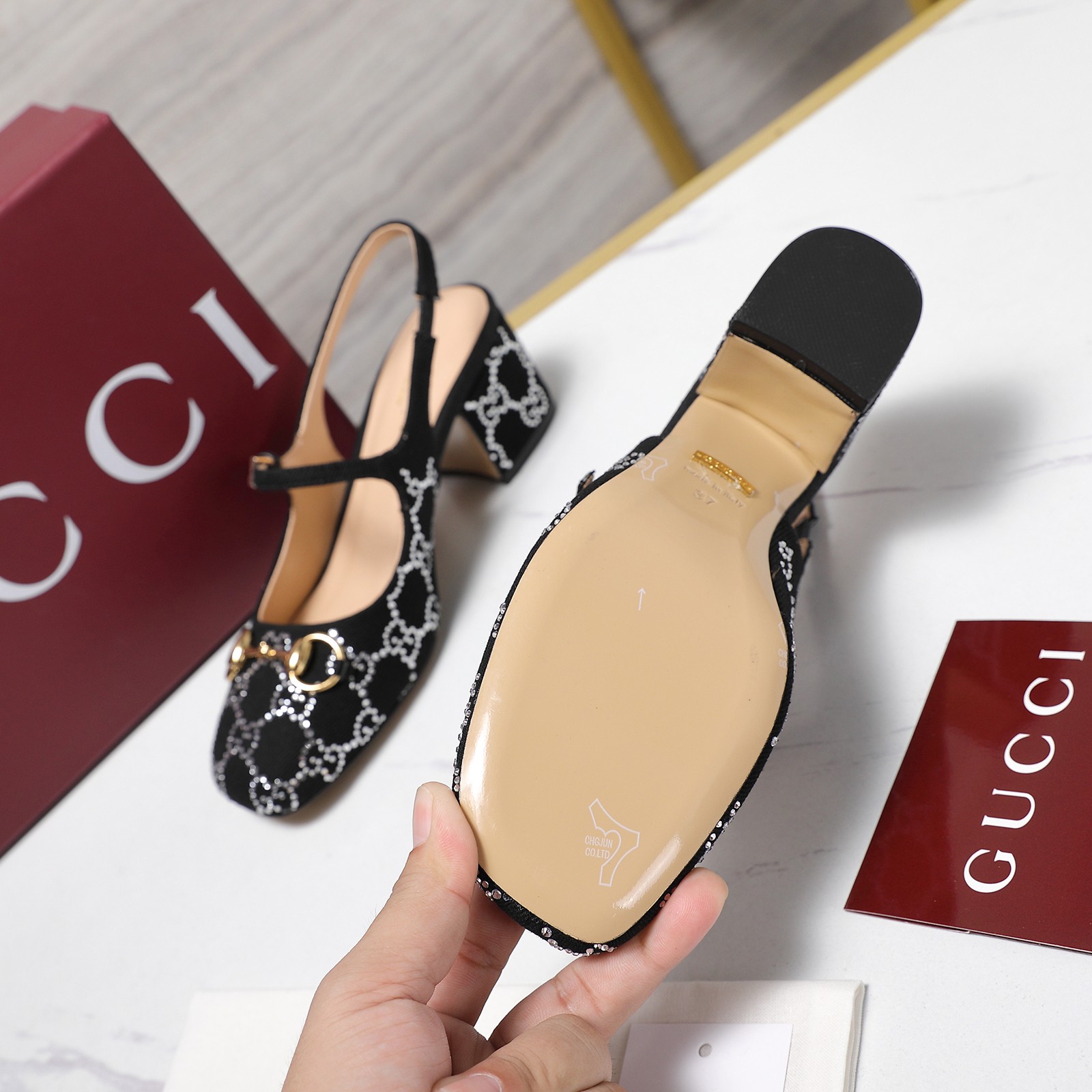 NO:464785,Exclusive new model ~ The highest version GUCCI spring new empty sandals, catwalk style, original development. Original one-to-one copy medium heels High heels series carefully polished the shoe last for 3 months to ensure comfort. This year's super popular square toe series, gucci has also started to update this series ~ This year's square toe series is so classic This shoe is invincible with GUCCI horse street buckle. The newly designed color diamond heel is also the finishing touch. A comfortable and luxurious shoe that will definitely make you fall in love with it when you wear it. ——————————————————————————————————————————————————————————————————————————————————————————————————————————————————————————————————————————————————————————————————————————————————————————————————————————————————————————————————————————————————————————————————————————————————————————————————————————————————————————————————————————————————————————————————————————————19860909独家新款～ 最高版本 GUCCI 春季新款后空凉鞋,走秀款,原版开发.原版一比一拷贝中跟 高跟一系列为保证舒适度精心打磨鞋楦3个月之久.今年超流行方头系列,gucci也开始了这个系列的更新了～ 今年的方头系列太经典了 这款鞋搭配GUCCI马街扣简直无敌 新设计的彩钻鞋跟也是画龙点睛之笔 一款舒适白搭又奢华的鞋子,一定会让你穿上就爱上 ——————————————— 材料进口牛仔布烫钻 内里内里羊皮 跟高 5CM 码数35-42（40,41,42订做） 价格:,凉鞋,gucci,sandals,sheepskin,Women's Shoes