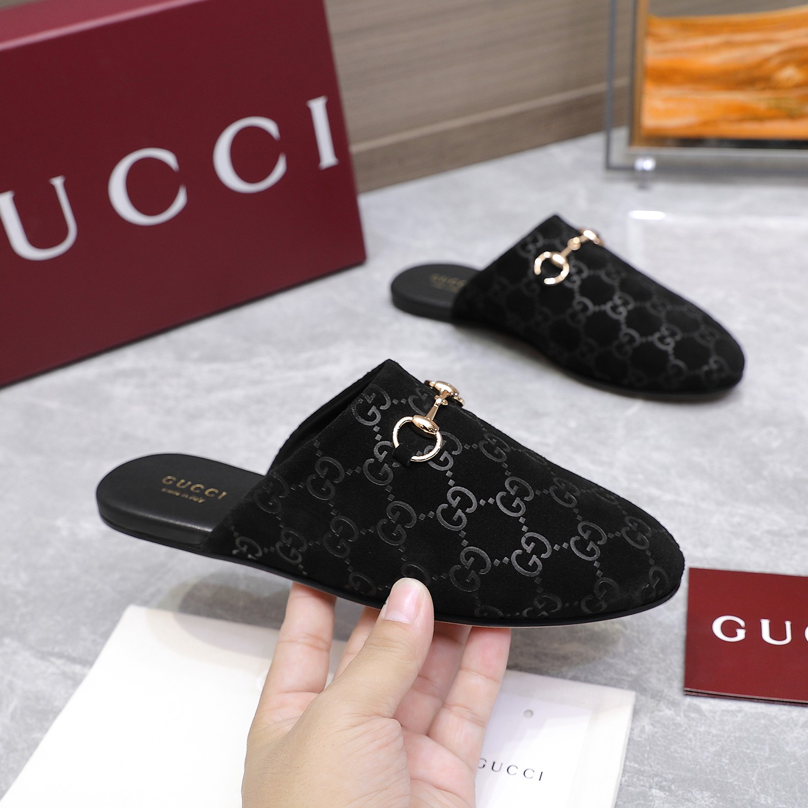 NO:464777,Top version 2025 early autumn new Gucci Jordaan series multi-faceted crystal diamond loafers/half-twist [End of the Year] The highest version of Muller loafers ———————————————— Single shoes As an outstanding representative of design inheritance, the horse-biting series loafers vividly demonstrate the classic elegance. This shoe uses brand logo letter pattern canvas, inlaid with multiple faceted rhinestones to create a timeless classic. The shoe is soft, the corridor shape is exquisite and smooth, showing the elegance of everyday. Original fabric imported GG fabric diamonds. Inner/foot pad: imported silk cowhide original Italian leather sole. Size 35-42 (40, 41, 42 custom-made, non-return and exchange) Packaging counter full set of green packaging Price Buy now, semi-twist, gucci, loafers, cowhide19860909顶级版本 2025早秋新款Gucci Jordaan系列多刻面水晶钻乐福鞋/半拖【年底冲刺】最高版慕勒便鞋 ——————————单鞋 作为设计传承的杰出代表,马衔扣系列乐福鞋生动彰显经典优雅格调.这款鞋履采用品牌标志信字母图案帆布,镶饰多刻面水钻成就隽永经典这款鞋材质柔软,廊形精致流畅,彰显日常优雅风范,  面料原版进口GG布料烫钻 内里／垫脚:进口丝绸牛皮里 大底原版意大利真皮底 尺码35-42（40、41、42定做不退换） 包装专柜全套绿色包装 价格 立即抢购,半拖,gucci,loafers,cowhide,Women's Shoes