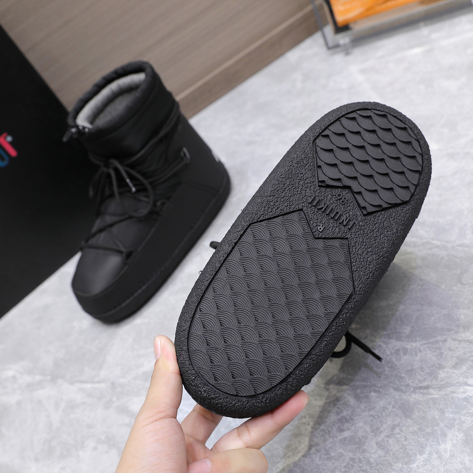 NO:466214,: 'Exclusive Top Version' Moon Boot 2025vs Autumn and Winter Latest Snow Boot Series... [Ugly Cute Snow Boots] Forget UGG, fashionable people are wearing Moon Boot Snow Boots If you can't accept UGG's revival, then there is a more alternative snow boot that's back. Inside **4 cm, that's Moon Boot Moon Boots was already very popular in the millennium. Back then, celebrities such as paris hilton and victoria beckham often wore it. Now the Y2K trend is popular again. The same QQ show outfit of Piyou. The ugly cute snow boots that were shown by tens of thousands of people have turned red again. It's neither male nor female. Looking at the giant, it looks slim and warm and easy to wear. Fabric: 70 cotton 30 plastic. Inner: silk cotton inner liner. Floor pad: silk cotton inner liner. Outsole: thermoplastic rubber  Bottom thickness: 4cm Number of codes: 35-40 (41 customization without return and exchange) Packaging: original full set of packaging Color: official website synchronous update, boots, boots19860909:《独家顶级版本》 Moon Boot2025vs秋冬最新款雪地靴系列……【丑萌雪地短靴】 忘了UGG吧,时髦人都在穿Moon Boot雪地靴 如果你难以接受UGG的复兴 那现在有一款更另类的雪地靴又杀回来了 内**4 cm 那就是Moon Boot月亮靴 在千禧年就已经非常火了 当年paris hilton、victoria beckham 等名人经常穿它,如今Y2K风潮再次流行 痞幼同款QQ秀穿搭 万人大秀的丑萌雪地靴重新翻红 不分男女不分左右 看着巨无霸巨显瘦还暖和好穿 面料: 70棉纶30塑料 内里: 丝绵内胆 垫脚: 丝绵内胆 大底: 热塑性橡胶 底厚:4cm 码数:35-40（41定制不退换） 包装:原版全套包装 颜色:官网同步更新,靴子,boots,Women's Shoes