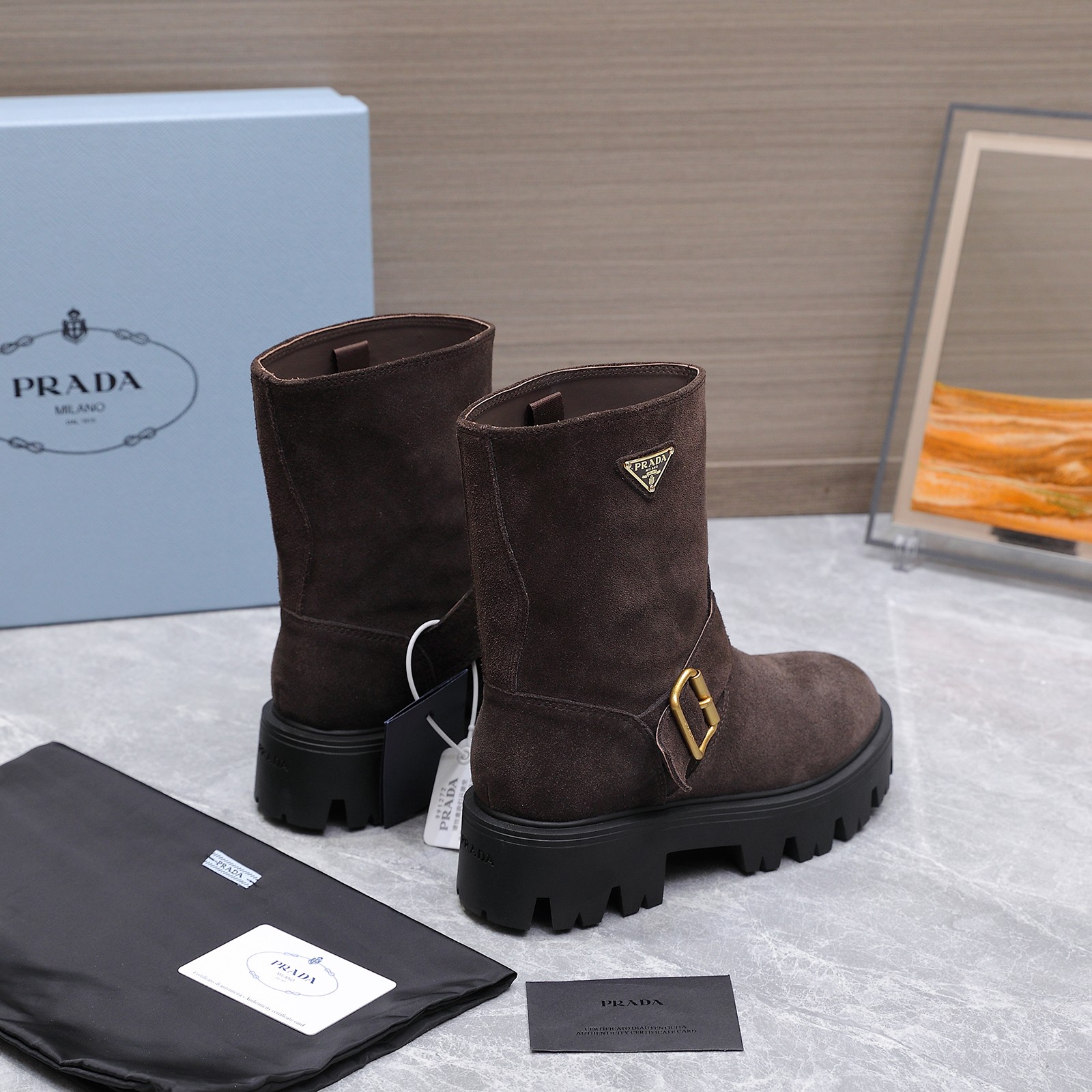NO:466222,PRADA Prada Classic Triangle Marker King-Fantasy Women's Boots The series that you can't buy in winter is definitely a hit this year!  !  Very beautiful!  Prada boots are really wow!  The whole series uses a variety of imported materials to make your legs look thin and elegant. The whole series uses a variety of imported materials to polish and grunge calfskin, beaded cowhide, beef velvet and high merceration, and water-dyed sheepskin in the inner layer. The foam bottom is light and comfortable!  Bottom thickness 6CM Size35-42 (41 42 custom made without return) Price, boots, prada, prada, boots, cowhide, sheepskin19860909代购级 PRADA 普拉达经典三角标一脚蹬王炸女靴 冬天买不到的系列,绝对是今年的大爆款！！贼好看！Prada靴子真的很哇塞！上脚大气显腿瘦气质这块刚好拿捏 全系列采用多种进口材料擦色打腊小牛皮,开边珠牛皮,牛反绒高丝光,内里水染羊皮 发泡底轻便舒适！ 底厚6CM Size35-42（41 42订做不退换） 价格,靴子,prada,prada,boots,cowhide,sheepskin,Women's Shoes