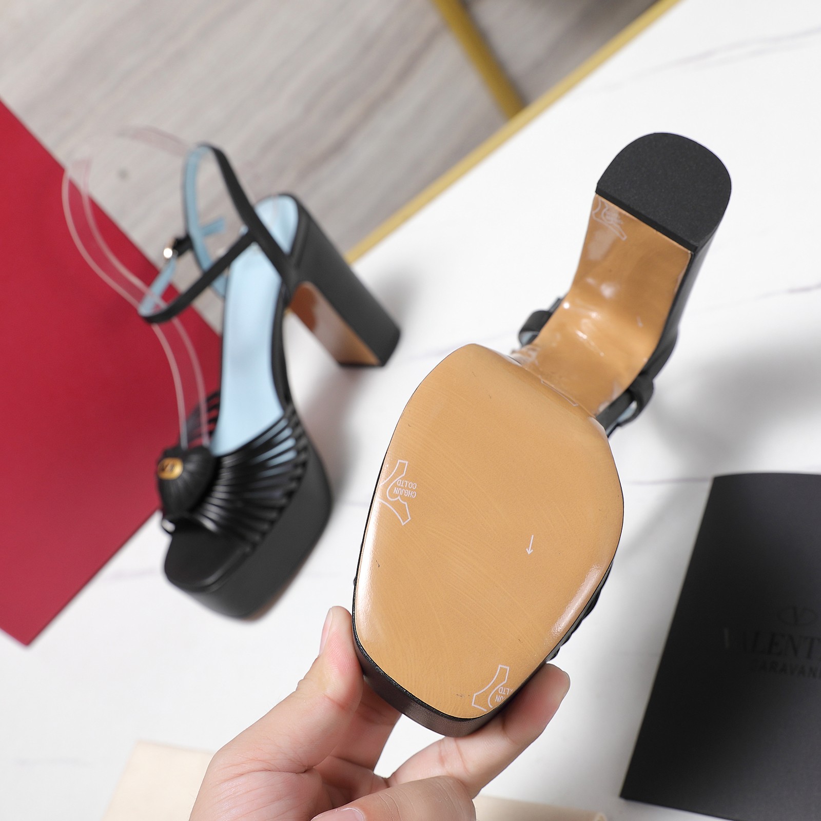 NO:466205,Top purchasing version Valentino/Valentino rookie model!  2025SS latest design Taoxin small V buckle high heel water table sandals!  The original version is purchased with a top replica of 1:1!  Exquisite last design, perfect side arc!  Selected Italian imported A-grade leather large sole to give you an authentic foot feel!  The first choice for high-end customers to purchase [Material] The upper imported cowhide, the inner lining original imported sheepskin, the original mold-opening imported genuine leather sole [Shuitai height] Front 3cm, the rear 11CM [Size number] 35-43 sizes (41 42 43 customized) [Packaging] Configuration original packaging, high heels, valentino, valentino, sandals, high heels, cowhide, sheepskin, Leather soles19860909顶级代购版本 Valentino/华伦天奴新秀款！ 2025SS最新设计桃心小V扣 高跟水台凉鞋！原版购入1:1顶级复刻！精致的楦型设计,侧身弧线完美！ 精选意大利进口A级真皮大底,带给您正品级的脚感！供高端客户代购首选【材质】 鞋面原版进口牛皮 内里原版进口羊皮 大底原版开模进口真皮大底【水台高】 前 3cm 后 11CM【码数】35-43码（41 42 43定做）【包装】配置原版包装,高跟鞋,valentino,valentino,sandals,high heels,cowhide,sheepskin,Leather soles,Women's Shoes