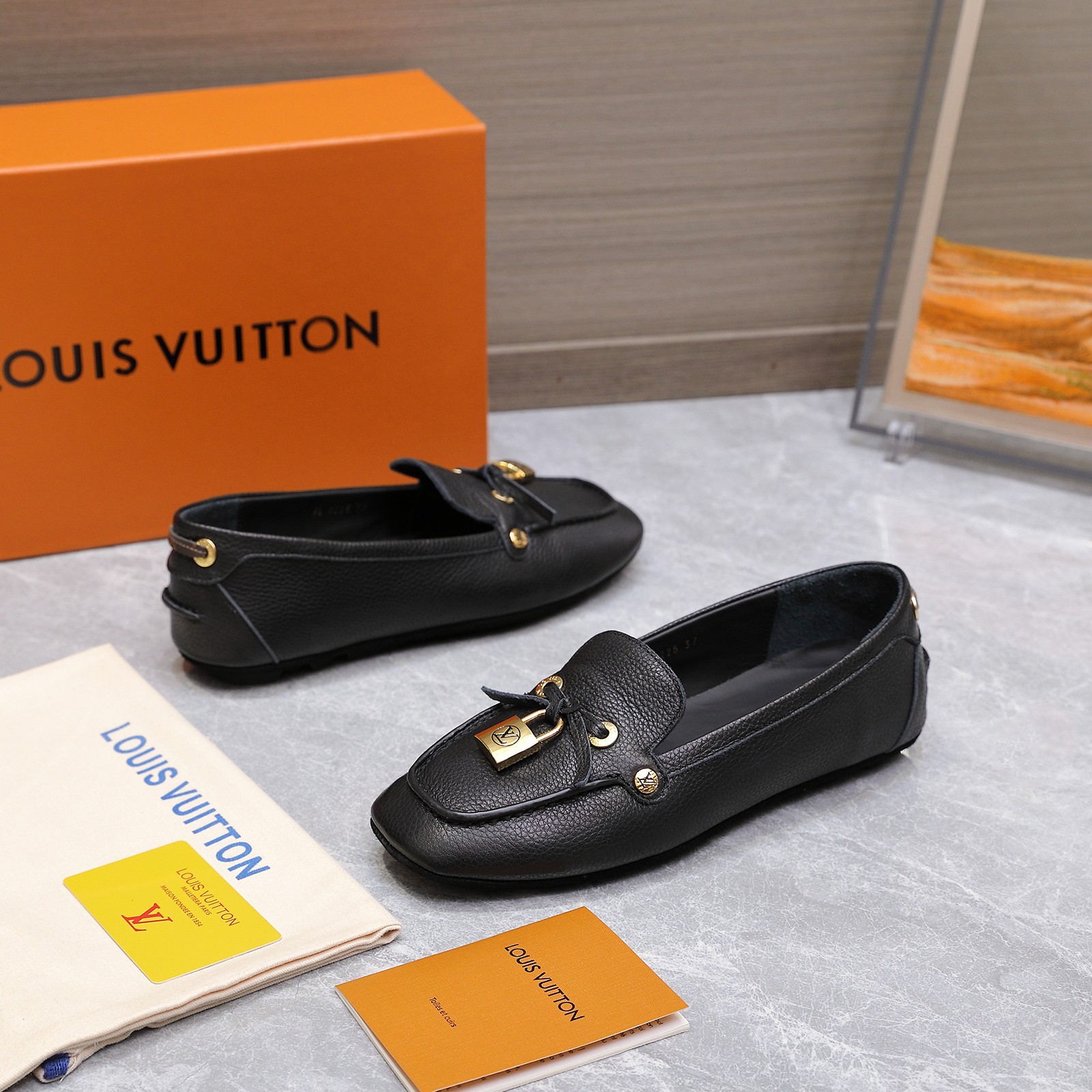 NO:467458,High-version # Louis Vuitton flat loafers Beanie shoes, made of high-quality cowhide leather, light and comfortable moccasin structure with hand-sewn upper embellished with LV Cicle logo and inscription shoelace ends. Butterfly decoration, luxurious and atmospheric style, perfect interpretation of the brand's luxury style. The inner lining is made of water-dyed cowhide, original A-grade rubber outsole Size35-42 (customized without return or exchange) Price, loafers, louis vuitton, louis vuitton, loafers, cowhide19860909高版本 ＃ 路易威登平底乐福鞋 豆豆鞋,采用优质牛皮 轻盈舒适的莫卡辛结构搭配手缝鞋面 点缀LV Cicle标识和铭纹鞋带端头.饰蝴蝶 版型设计奢华大气 完美诠释品牌奢华风格 内里采用水染牛皮,原版A级橡胶粒外底 Size35-42（40.41.42定制不退不换） 价格,乐福鞋,louis vuitton,louis vuitton,loafers,cowhide,Women's Shoes