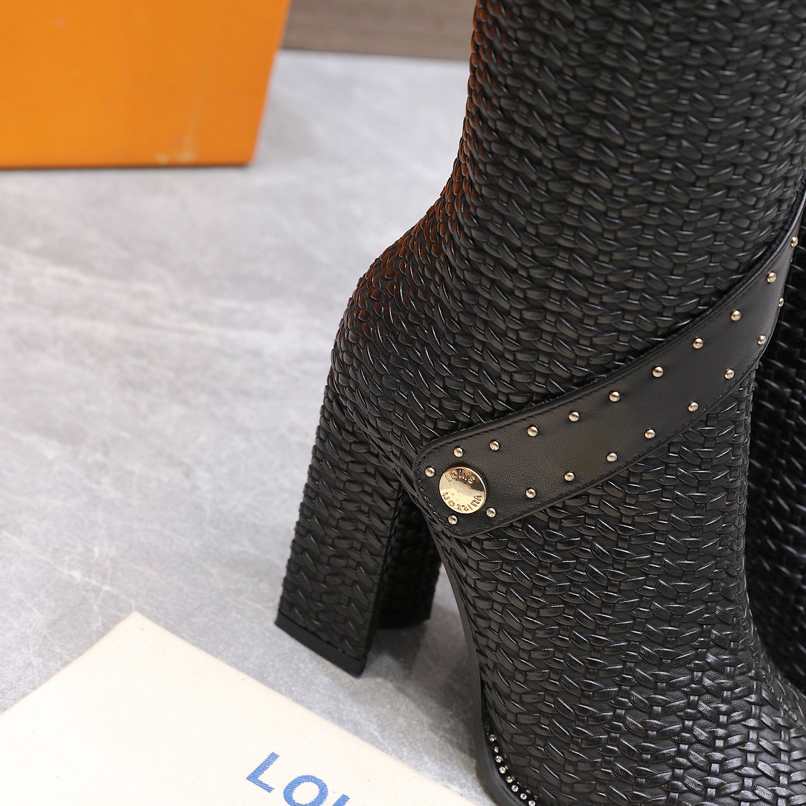 NO:467480,Purchase level!  Fully matching packaging Louis& Vuitto& This Silhouette small V-heel pointed-toe knight boots, LV new elements with rivet decoration, complex craftsmanship, V-heel + large sole diamond design, showing noble temperament, original inverted mold last, side zipper is easy to put on and take off. Material imported top calfskin Inner: Imported sheepskin footbed: sheepskin original imitation leather outsole heel height 9.5CM shoe size: 34-41 (34.40.41 custom made without return) Price short boots 380, boots, louis vuitton, louis vuitton, boots, cowhide, sheepskin19860909代购级！全配套包装 Loui& Vuitto& 本款Silhouette 小V跟尖头骑士靴,LV新元素带子铆钉装饰、工艺复杂、V跟+大底边镶钻设计、尽显高贵气质、原版倒模楦型,侧拉链方便穿脱. 材料进口顶级小牛皮 内里: 进口羊皮 垫脚:羊皮 大底原版仿皮大底 跟高9.5CM 鞋码: 34-41(34.40.41定做不退换) 价格短靴长靴380,靴子,louis vuitton,louis vuitton,boots,cowhide,sheepskin,Women's Shoes