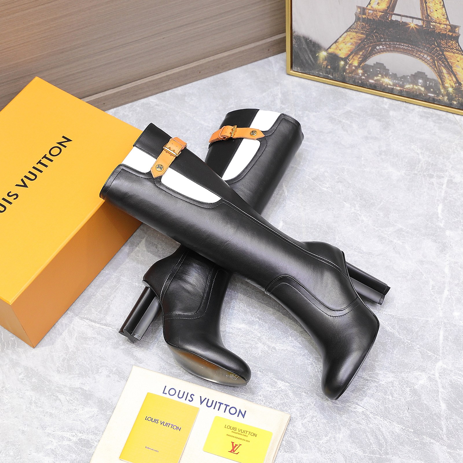 NO:467473,Purchase level!  Fully matching packaging Louis& Vuitto& This Silhouette plum blossom heel boot is soft, LV new elements with buckles with oil edges, complex craftsmanship, plum blossom heel design, showing noble temperament, original inverted mold last, side zipper is easy to put on and take off. Material imported top calfskin Inner: Imported sheepskin Footpad: sheepskin Outsole Italian leather outsole Heel GM heel 8.5cm Shoe size: 34-41 (34.40.41 Custom made without return) Price long boots, boots, louis vuitton, louis vuitton, boots, cowhide, sheepskin, Leather soles19860909代购级！ 全配套包装 Loui& Vuitto& 本款Silhouette 梅花跟长靴为柔软,LV新元素带子扣子油边、工艺复杂、梅花跟设计、尽显高贵气质、原版倒模楦型,侧拉链方便穿脱. 材料进口顶级小牛皮 内里: 进口羊皮 垫脚:羊皮 大底意大利真皮大底 跟高梅花跟8.5cm 鞋码: 34-41(34.40.41定做不退换) 价格 长靴,靴子,louis vuitton,louis vuitton,boots,cowhide,sheepskin,Leather soles,Women's Shoes