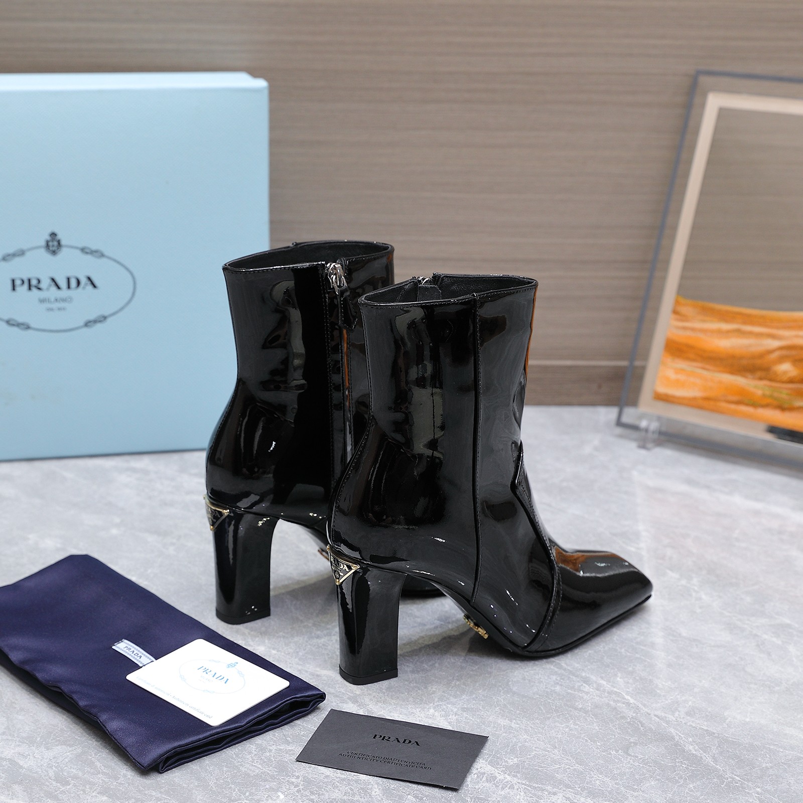 NO:477676,Prada/Prada New autumn and winter low heels Chelsea boots!  Classic Chelsea boots. Decorated with elastic elastic cloth, it helps to put on and take off easily. Small round-toed nude boots are great!  !  Exquisite, compact, elegant, and elegant. The entire boot shape is gray and has a sense of design. I love it~ The pure and minimalist shoe shape is very practical, and the overall slender and stylish shoe body gives people a strong 'deep feeling'. Small short boots that must be missing from urban beauty are sweet, cool and cool!  Very good legs!  No matter what style is used, it is difficult to remove the eyes. Imported fabrics of beef patent leather/edge beads, inner sheepskin, imported large sole, imported Italian leather sole, size 35-42 (41 42 custom made, no return or exchange) Heel height 9CM Price, boots, prada, prada, boots, sheepskin19860909Prada/普拉达 秋冬季新款低跟一脚蹬切尔西靴！ 经典切尔西靴型.饰以可松紧弹力布,有助于便捷穿脱,小圆头裸靴,鞋型很赞！！精致小巧、优雅、气质,整个靴型灰常有设计感.爱了爱了～净极简的鞋型实穿性很强,鞋身整体修长有型给人一种很强的“纵深感”.都市丽人一定不能少的小短靴、甜酷甜酷哒！拉腿感杠杠的！搭配什么风格都让人挪不开眼 面料进口牛漆皮/开边珠 内里羊皮 大底进口意大利真皮底 码数35-42（41 42订做不退换） 跟高9CM 价格,靴子,prada,prada,boots,sheepskin,Women's Shoes