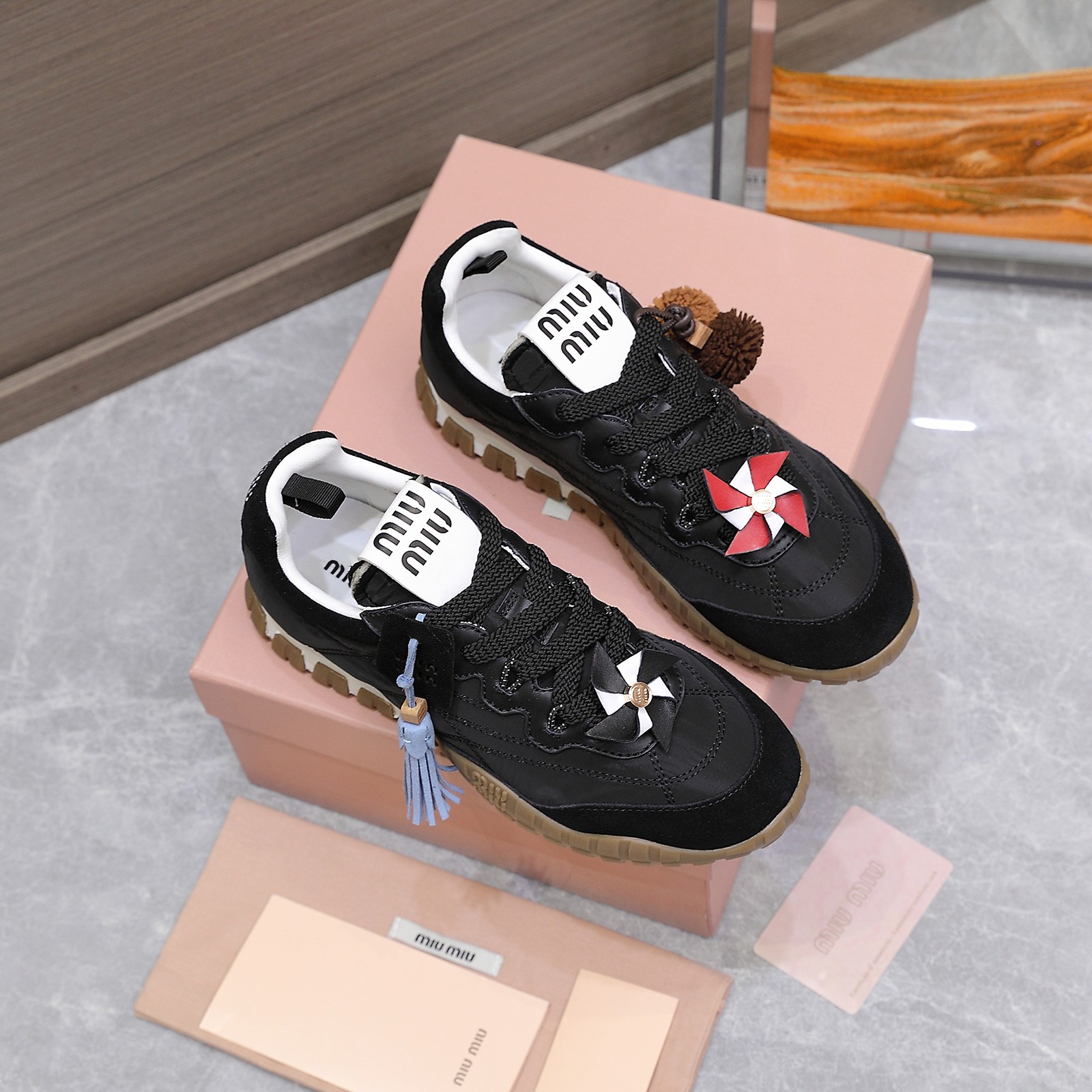 NO:475760,'Exclusive Top Version' Miumiu Miumiu 2025vs latest hot casual shoes series... [Color-blocked windmill buckle casual shoes] Miumiu latest hot design Avant-garde and bold design, Miu Miu style is integrated into the simple lines of this thick-soled canvas sneaker, the chic logo is decorated on the tongue and back of the shoe, embellished with retro design, adding iconic elements!  Thick sole design defines avant-garde modern style. Customized fabric original sheepskin custom windmill buckle. Customized inner sheepskin custom foot pads. Customized injection molding. Large sole original open molding and anti-slip molding sole. Packaging original full set of packaging. Size 35-41 (41 customization) Color official website synchronous update, casual shoes/sports shoes, miumiu, sneakers, sheepskin19860909《独家顶级版本》 缪缪miumiu 2025vs最新爆款休闲鞋系列……【拼色风车扣休闲鞋】  miumiu最新爆款 前卫大胆的设计,Miu Miu风格融于此款厚底帆布运动鞋的简约线条, 别致徽标饰于鞋舌与背面,点缀复古设计,平添标志性元素！厚底设计定义前卫的现代风格 面料定制原版羊皮定制风车扣 内里定制原版羊皮 垫脚定制注塑成型 大底原版开模防滑成型底 包装原版全套包装 码数35-41（41定制） 颜色官网同步更新,休闲鞋/运动鞋,miumiu,sneakers,sheepskin,Women's Shoes