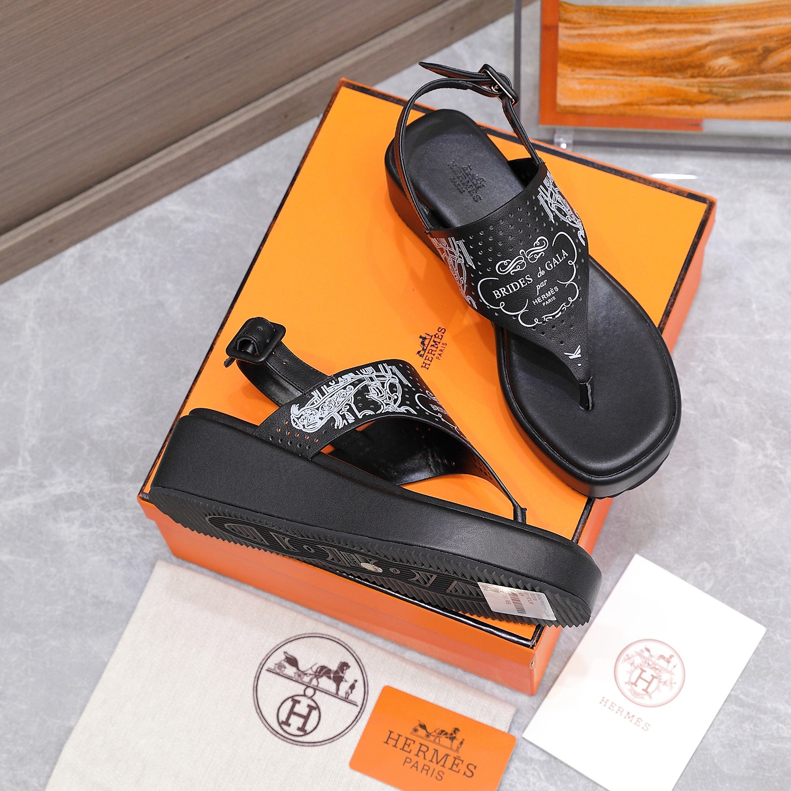 NO:477671,Top [Love] Hermes Heels Heels Water Table Clips Foot Finger Sandals Latest Totem Punching + 3D Printing Technology New Color Oran Sandals Classic Series————————— [Rose] Exclusive original mold opening, fashionable and versatile, super comfortable, every detail is the ultimate Original palm print/swift calfskin / Original 1:1 exclusive private mold upper/original genuine leather sole/original water table one-to-one mold opening, sheepskin inner, sheepskin footbed [Fireworks], it is simply beautiful Packaging: Original packaging SIZE35-42 (41.42 customization without return or exchange) Heel height 4.5CM, split-toe shoes, hermes, hermes, stuart weitzman, sandals, cowhide, sheepskin, Leather soles19860909顶级[爱心] Hermes 爱马仕坡跟水台夹脚指凉鞋 最新图腾冲孔＋3D印刷工艺 新款配色Oran凉鞋经典系列———————————[玫瑰] 独家原版开模,时尚又百搭 超级舒服 每个细节都做到极致 原版手掌纹/swift小牛皮 / 原版1:1独家私模鞋面/原版真皮大底 /原版水台一比一开模,羊皮内里,羊皮垫脚[烟花],简直美翻了 包装: 原版包装 SIZE35-42（41.42定制不退不换） 跟高4.5CM,分趾鞋,hermes,hermes,stuart weitzman,sandals,cowhide,sheepskin,Leather soles,Women's Shoes