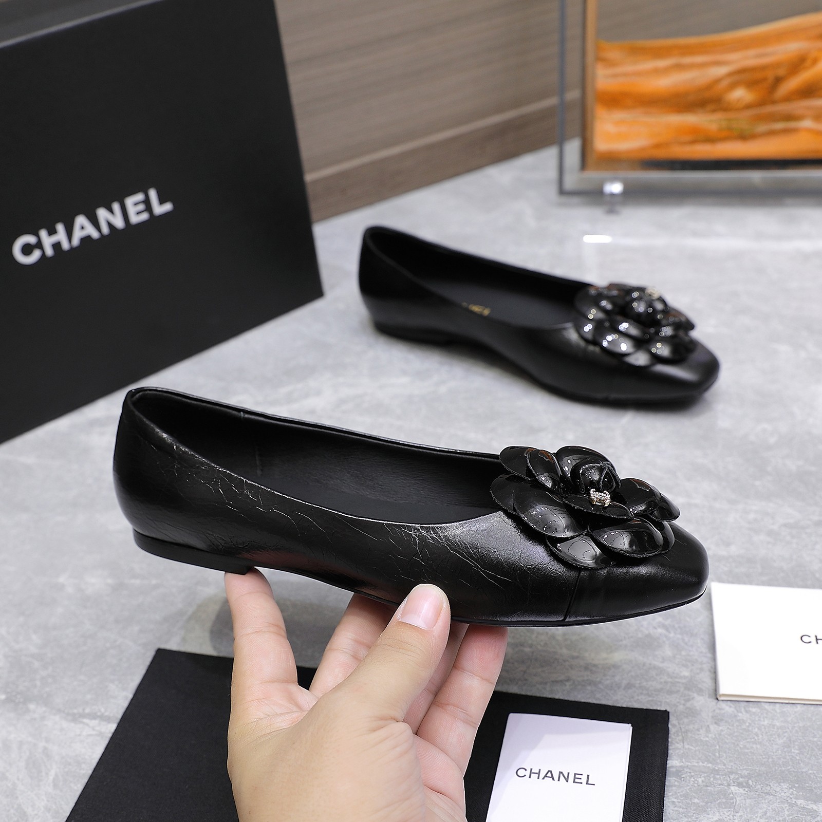 NO:477535,High-version #Chanel's new camellia women's shoes. I really fall in love with it at first glance. Wearing Chanel who wants to dance ballet. Xiaoxiang C's super stylish pair of flat shoes and singles are very outstanding with small socks. The most beautiful Mary Jane shoes of the year are paired with sexy small shoes. The cute and playful shoes are just right. The feeling of a rich family is rich. Mixed-bred sheepskin/paper leather. Inner footbed. Silk sheepskin. Soles. Italian leather soles. Size35-39 (34 40 41 42. Customized and non-refundable) Price, single shoes, chanel, chanel, chanel, mary jane, sheepskin, socks.19860909高版本 #香奈儿新款山茶花女鞋 真的一眼爱上的程度 穿上想跳芭蕾的Chanel 小香C家超级有格调的一双平底单鞋单穿配个小袜子都非常出彩 本年度最美玛丽珍鞋搭配性感小单鞋 将可爱俏皮拿捏得恰到好处 自带富家千金的感觉 鞋面混种羊皮/漆皮 内里垫脚丝绸羊皮 鞋底意大利真皮底 Size35-39（34 40 41 42定制不退换） 价格,单鞋,chanel,chanel,chanel,mary jane,sheepskin,socks,Women's Shoes