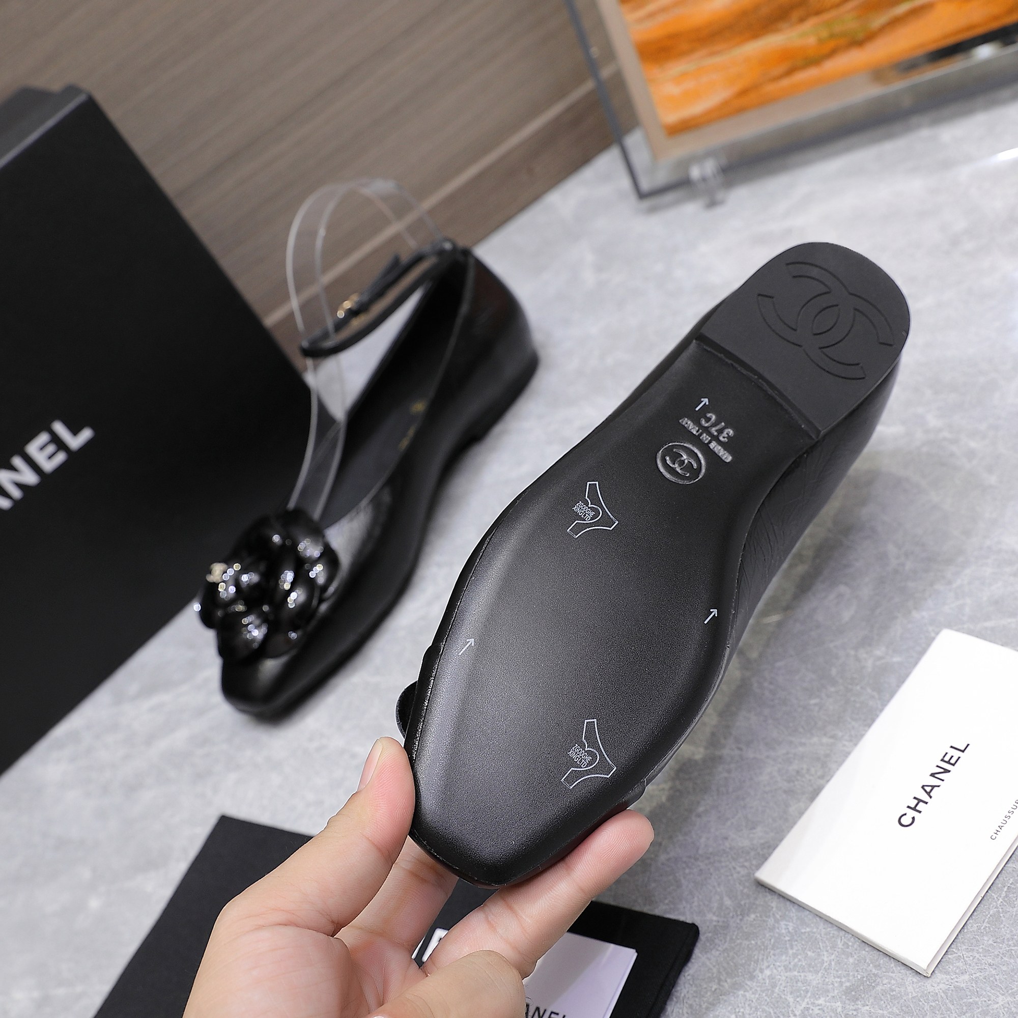 NO:477666,High-version #Chanel's new camellia women's shoes. I really fall in love with it at first glance. Wearing Chanel who wants to dance ballet. Xiaoxiang C's super stylish pair of flat shoes and singles are very outstanding with small socks. The most beautiful Mary Jane shoes of the year are paired with sexy small shoes. The cute and playful shoes are just right. The feeling of a rich family is rich. Mixed-bred sheepskin/paper leather. Inner footbed. Silk sheepskin. Soles. Italian leather soles. Size35-39 (34 40 41 42. Customized and non-refundable) Price, single shoes, chanel, chanel, chanel, mary jane, sheepskin, socks.19860909高版本 #香奈儿新款山茶花女鞋 真的一眼爱上的程度 穿上想跳芭蕾的Chanel 小香C家超级有格调的一双平底单鞋单穿配个小袜子都非常出彩 本年度最美玛丽珍鞋搭配性感小单鞋 将可爱俏皮拿捏得恰到好处 自带富家千金的感觉 鞋面混种羊皮/漆皮 内里垫脚丝绸羊皮 鞋底意大利真皮底 Size35-39（34 40 41 42定制不退换） 价格,单鞋,chanel,chanel,chanel,mary jane,sheepskin,socks,Women's Shoes