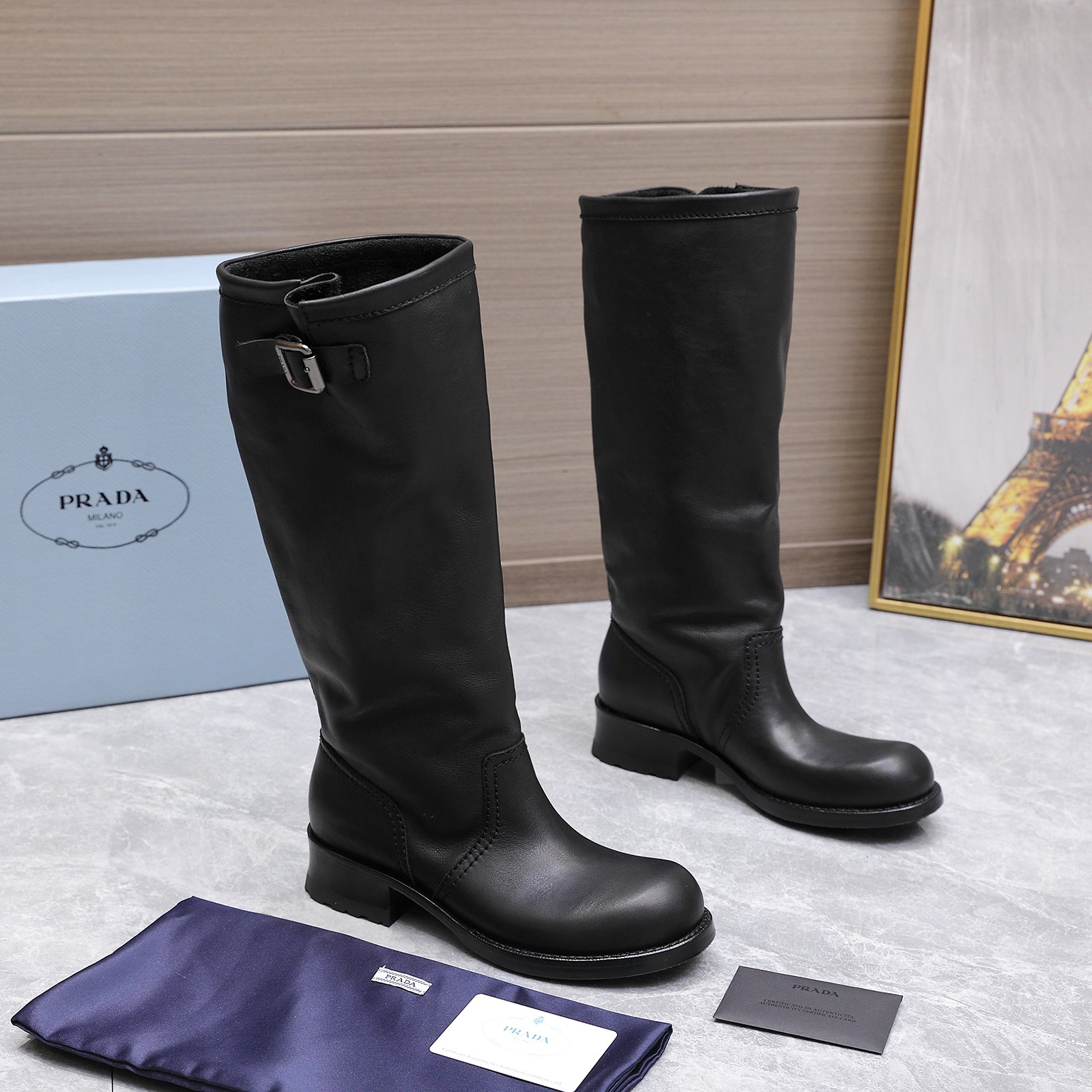 NO:477662,#Top version Prada Prada 25/ SS Autumn and Winter New Products Wrinkled Boots Motorcycle Boots PRADA Knight Boots | 'Battle Growth' Crushing exquisite routine Oil wax skin kneading out pleated ambition Metal buckle locks the 'anti-exquisite' rebellion The loose boots are intentionally lazy, high-end can be very wild, relaxation is the most ruthless fashionable hidden weapon Upper: Use soft calfskin Natural folds are very retro Inner: Cowhide inner lining footbed cowhide Outsole: Italian genuine leather injection molding combination sole size #35-40 (custom made in 40.41) Price short boots Boots, boots, prada, prada, boots, cowhide19860909#顶级版本 Prada 普拉达 25/ SS 秋冬新品 皱皱靴 机车靴短靴 PRADA 骑士短靴｜「野蛮生长」 碾碎精致套路 油蜡皮揉出褶皱野心 金属扣锁住「反精致」的叛逆 靴筒松垮是故意的慵懒 高级可以很野 松弛才是最狠的时髦暗器 鞋面 : 采用植柔小牛皮 自然褶皱非常复古 内里 : 牛皮内里 垫脚牛皮 大底 : 意大利真皮注塑组合大底 size #35-40（40.41订做） 价格短靴 长靴,靴子,prada,prada,boots,cowhide,Women's Shoes