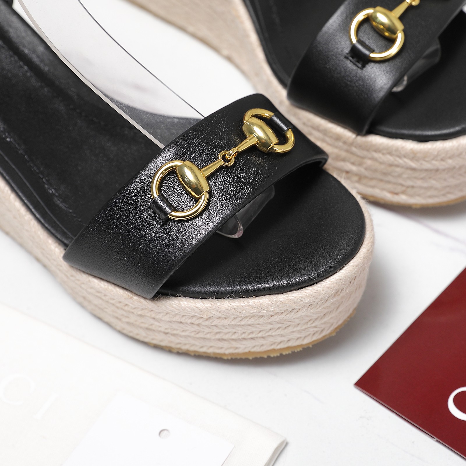 NO:484825,High-version The latest model of the counter Gucci Gu*chi latest hit series Heel rope wrap water table - the counter is released simultaneously The original European style, the foot is perfectly worn with this shoe, elegant and elegant, crystal clear, no matter the material of the accessories, it is unique 1:1 customization, must be made in the original version, the entire series is full of exciting and uncompromising elements. Upper: cowhide/cloth pattern Inner: sheepskin footbed: sheepskin outsole: imported from Italy Water platform height 8CM Packaging: original full package Size: 35-42 (40.41.42 customization without return) Running price, high heels, gucci, sandals, high heels, cowhide, sheepskin19860909高版本 专柜最新款 Gucci古*驰最新爆款系列 坡跟麻绳包水台-专柜同步发售 原汁原味的欧式风格,上脚非常完美穿搭上配此鞋,优雅大方,晶莹剔透,无论种各配件材质,都是家独1:1定制,必到做原版零距离,整系个列都充了满令兴人奋意和外的元结素合 鞋面:牛皮/布纹 内里:羊皮 垫脚:羊皮 大底:进口意大利  水台高8CM 包装:原版全套包装 码数:35-42(40.41.42定制不退换) 跑量价,高跟鞋凉鞋,gucci,sandals,high heels,cowhide,sheepskin,Women's Shoes