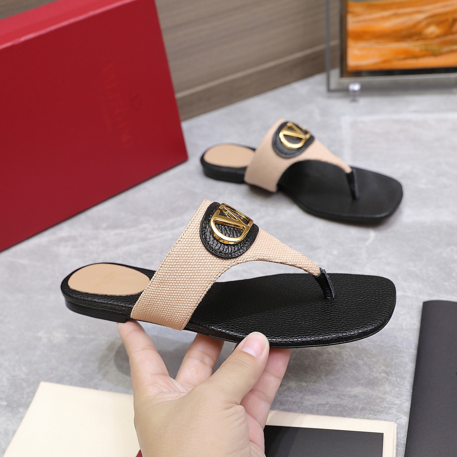 NO:484816,The highest version Valentino Paris Fashion Week Spring and Summer Show New Valentino Flat Toe Sandals Slippers Valentino comes from an Italian fashion brand, combining Italian handicrafts and modern beauty to interpret a new fashion charm. Continue the super high heel design and is favored by well-known overseas bloggers. Tens of millions of fans and bloggers are passionately interpreted by them at home and abroad. It has been out of stock at home and abroad. The top version has color matching, each color is beautiful. It comes with family-style classic hardware, with extremely high recognition. The original water table heel is high-end version. Imported grain sheepskin inside. The sole is customized genuine leather outsole. The complete set of original packaging. Size 35-42 '41.42 order', split-toe shoes, valentino, valentino, sandals, slippers, sheepskin, Leather soles19860909最高版本 Valentino 巴黎时装周 春夏秀场款 新款华伦天奴平底夹脚趾凉鞋 拖鞋 Valentino华伦天奴源于意大利的时装品牌, ,融合意大利手工艺和现代美感,演绎全新时尚魅力 延续超高跟设计,深得海外知名博主青睐 千万粉丝博主倾情演绎,畅销海内外 国内已经断货,顶级版本 配色,每个颜色都是绝美 自带家族式经典五金,辨识度极高 原版水台跟高开版,. 内里进口粒面羊皮 鞋底原版定制真皮大底 包装全套原版包装 码数35-42「41.42订」,分趾鞋,valentino,valentino,sandals,slippers,sheepskin,Leather soles,Women's Shoes