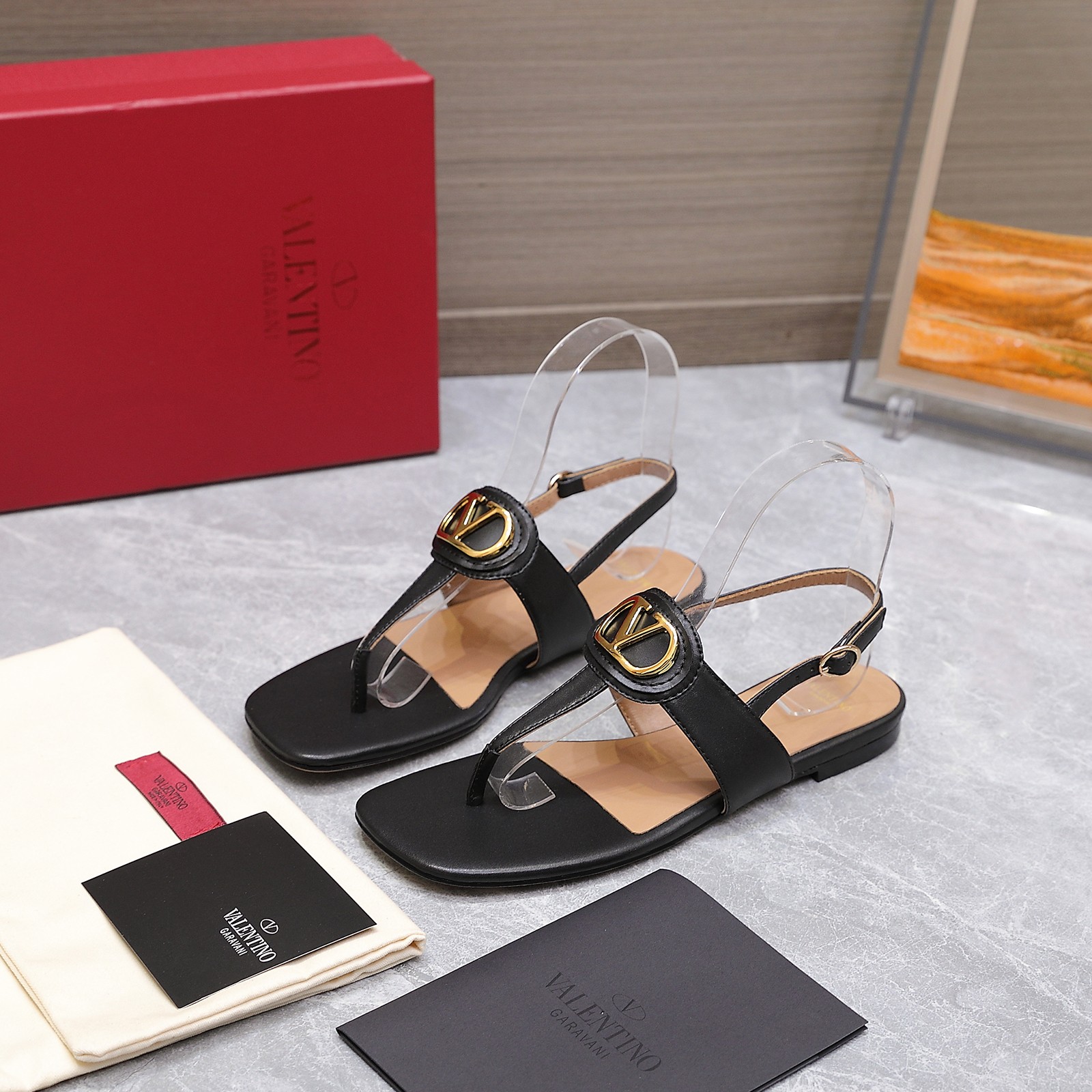 NO:477658,The highest version Valentino Paris Fashion Week 2025 Spring and Summer Show 2025 New Valentino Flat Toe Sandals Slippers Valentino originated from an Italian fashion brand, combining Italian handicrafts and modern beauty to interpret a new fashion charm. Continuing the super high heel design, it is favored by well-known overseas bloggers. Tens of millions of fans and bloggers are passionately interpreted by domestic and foreign. It has been out of stock at home and abroad. The top version has color matching, each color is beautiful. It comes with family-style classic hardware, extremely recognizable. The original water table heel is high-end. The inner imported grain sheepskin, the sole is original customized leather outsole, the complete set of original packaging  Size 35-42 '41.42 order', split-toe shoes, valentino, valentino, sandals, slippers, sheepskin, Leather soles19860909最高版本 Valentino 巴黎时装周 2025春夏秀场款 2025新款华伦天奴平底夹脚趾凉鞋 拖鞋 Valentino华伦天奴源于意大利的时装品牌, ,融合意大利手工艺和现代美感,演绎全新时尚魅力 延续超高跟设计,深得海外知名博主青睐 千万粉丝博主倾情演绎,畅销海内外 国内已经断货,顶级版本 配色,每个颜色都是绝美 自带家族式经典五金,辨识度极高 原版水台跟高开版,. 内里进口粒面羊皮 鞋底原版定制真皮大底 包装全套原版包装 码数35-42「41.42订」,分趾鞋,valentino,valentino,sandals,slippers,sheepskin,Leather soles,Women's Shoes